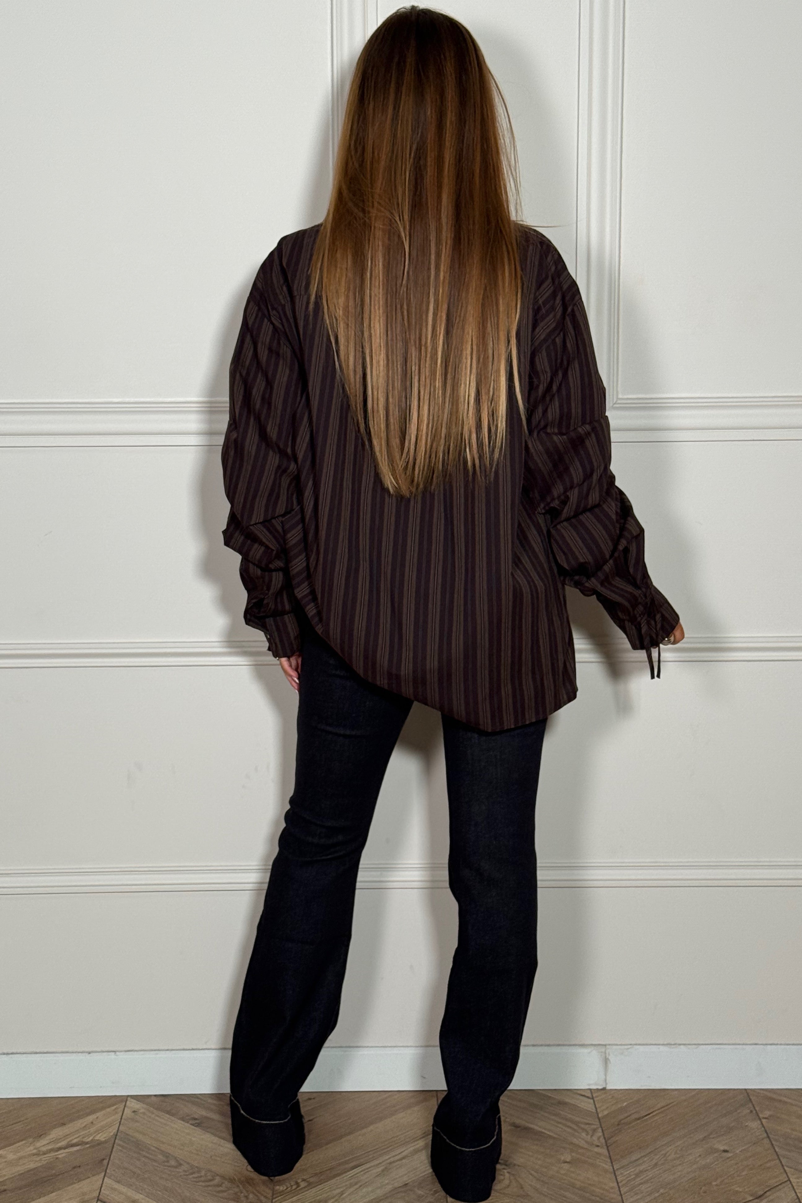 Chemise rayée manches froncées femme BLOOSHOP - Détail manches froncées féminines délicates
