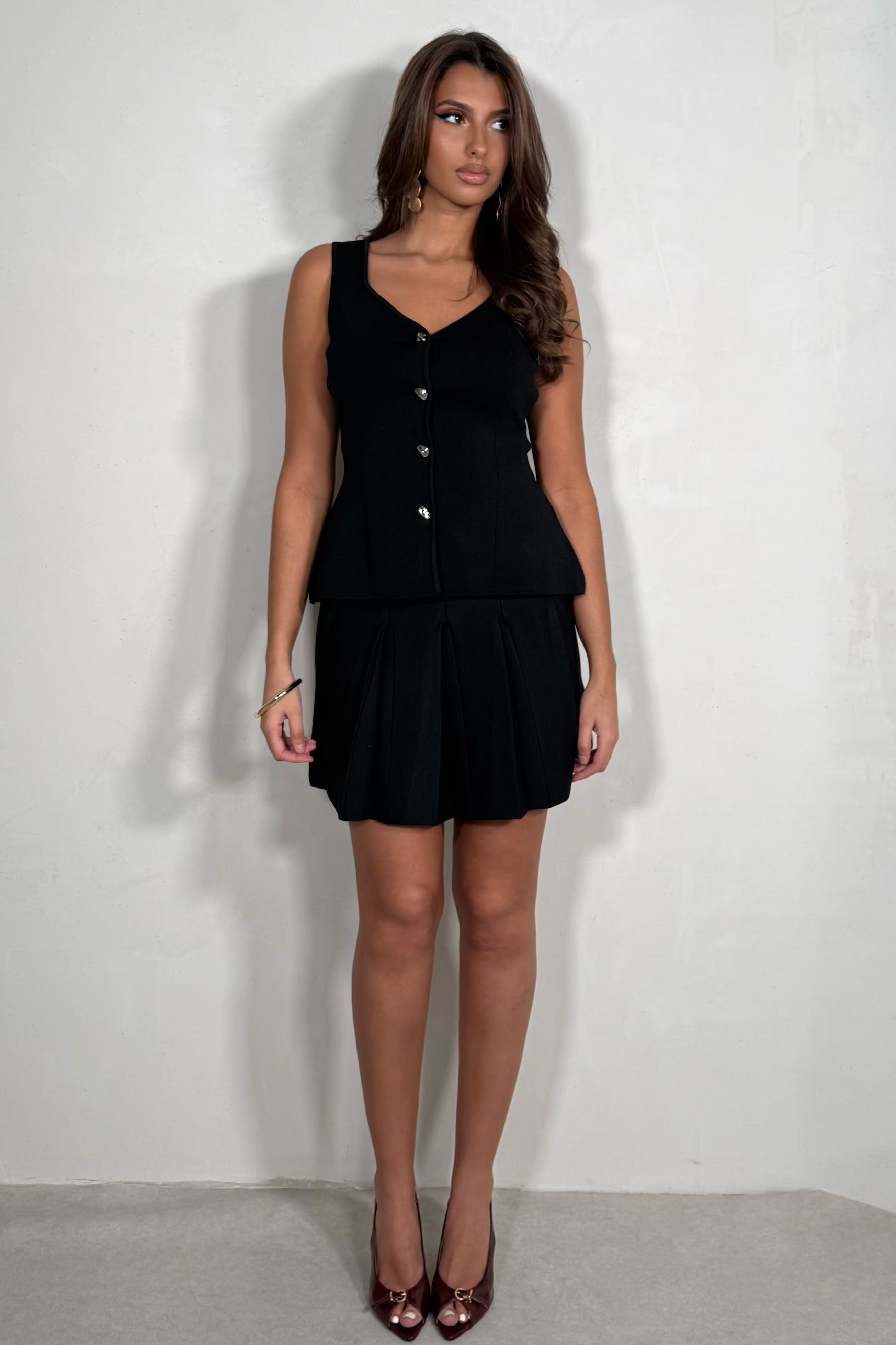 Ensemble gilet boutonné et jupe plissée femme