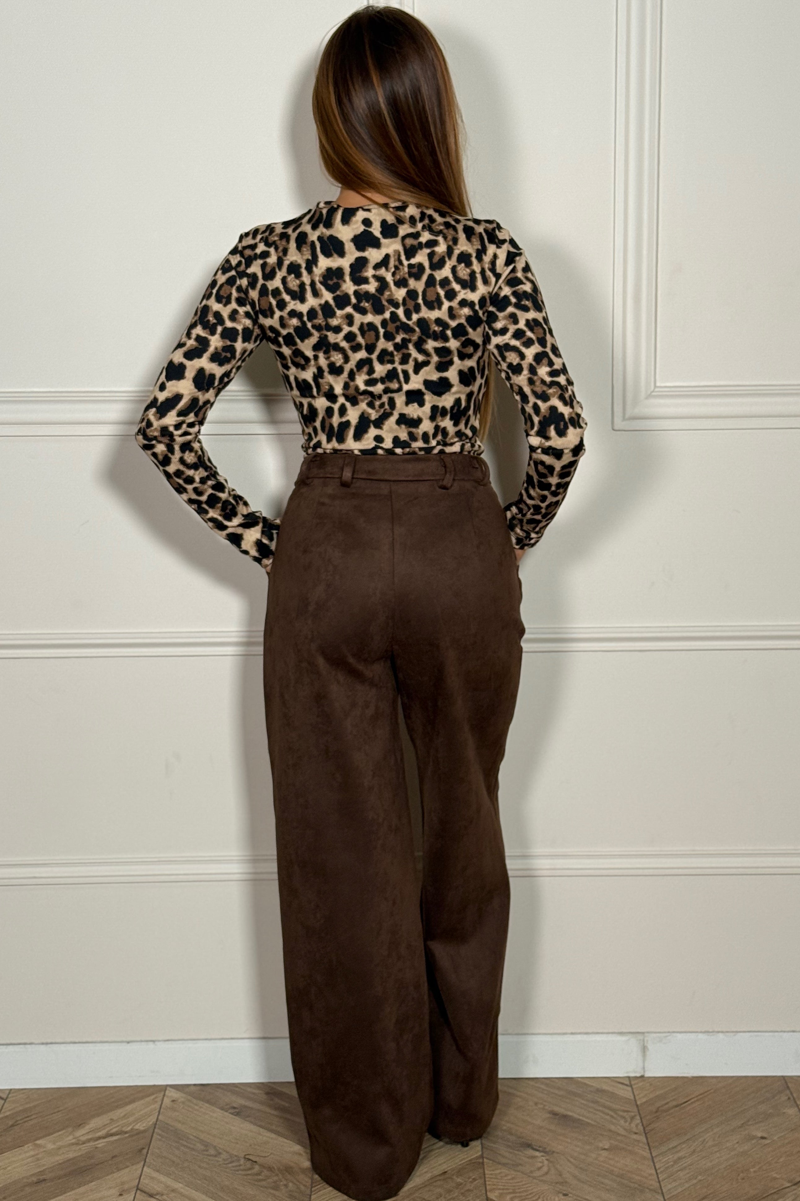 Pantalon coupe droite suédine femme BLOOSHOP - Détail matière suédine toucher velours
