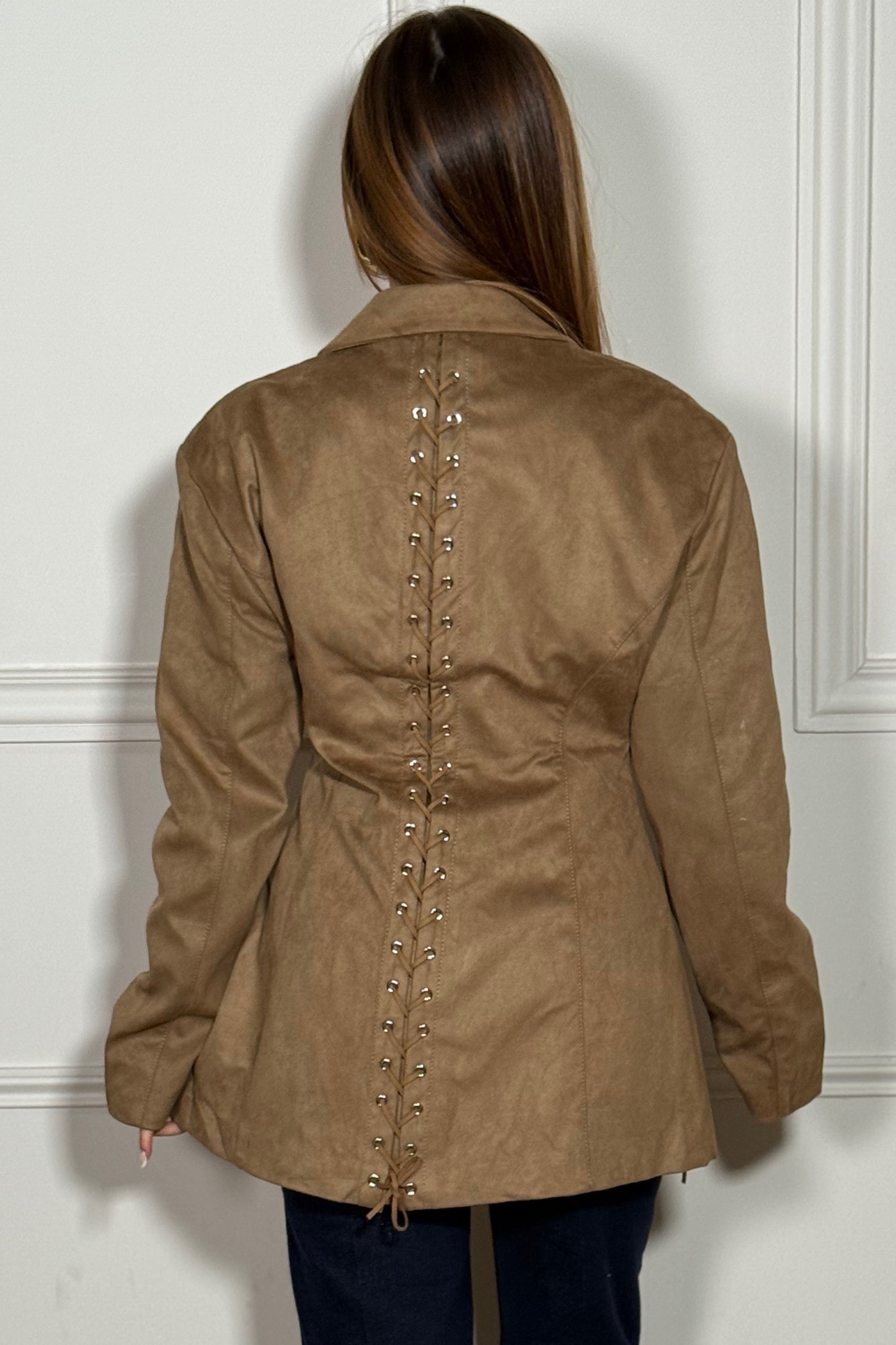 Blazer suédine laçage femme BLOOSHOP - Portée style professionnel moderne
