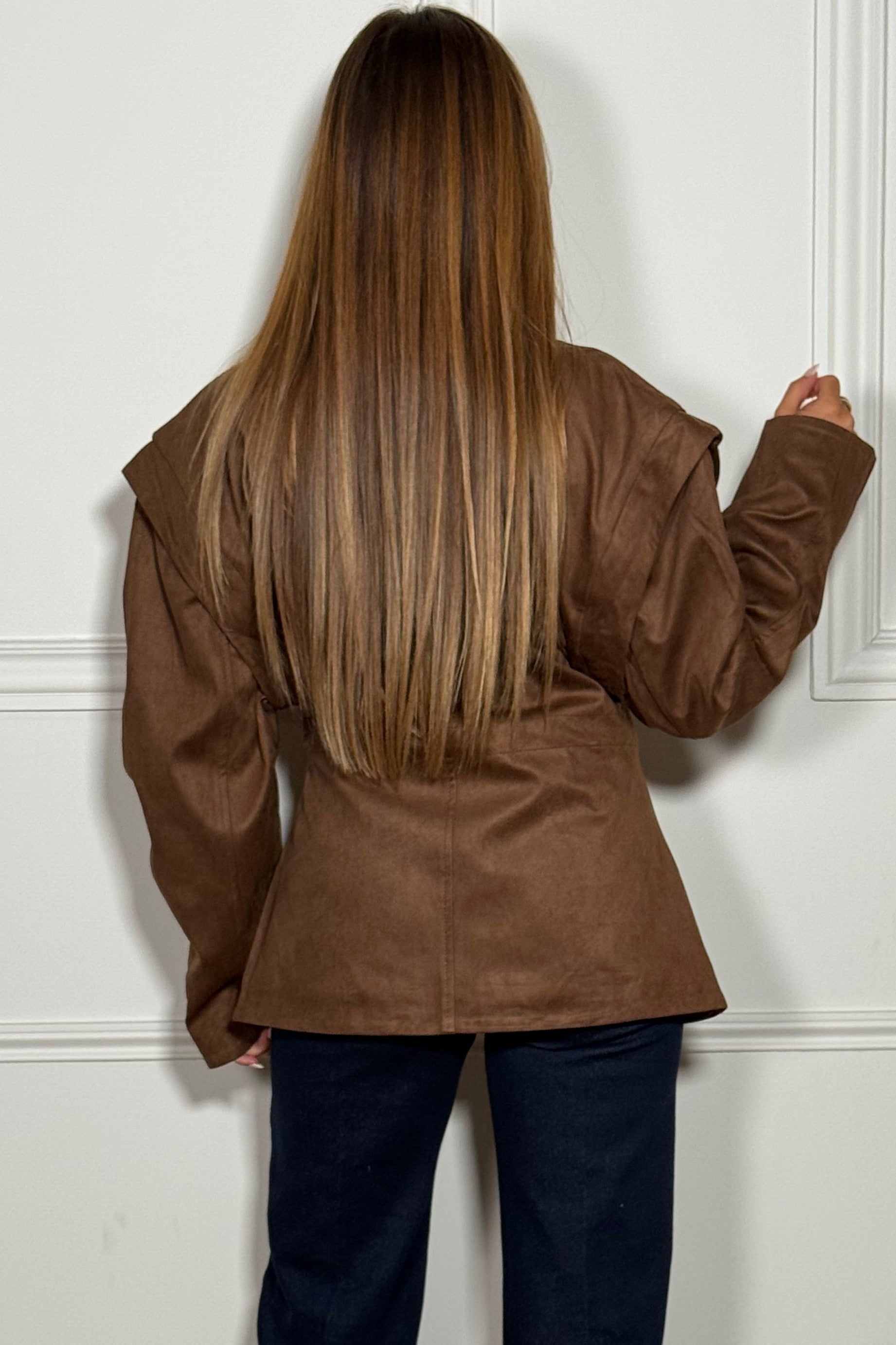 Blazer suédine croisé femme BLOOSHOP - Détail coupe croisée moderne sophistiquée
