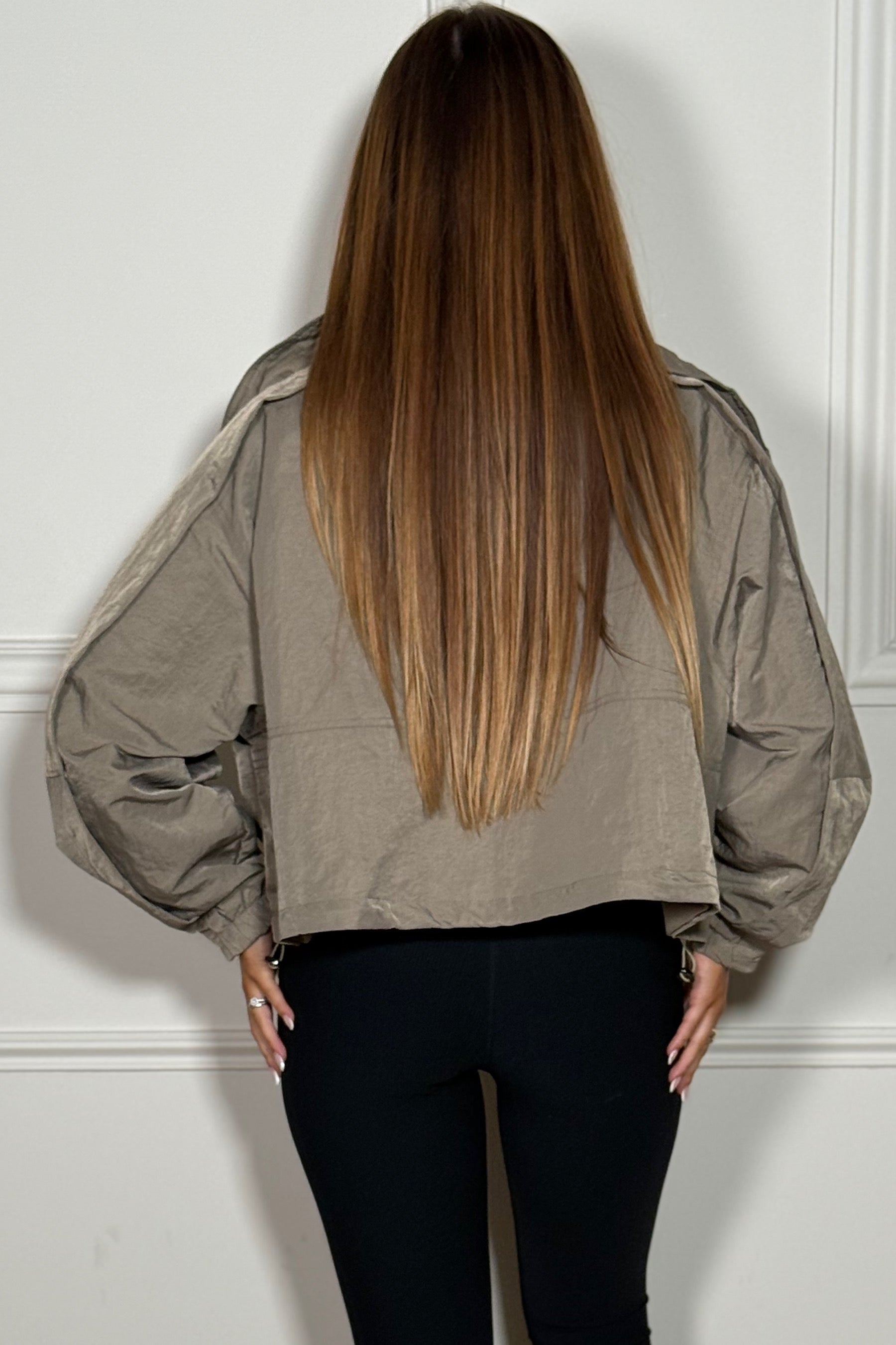 Veste courte bombée portée - style contemporain et élégant BLOOSHOP
