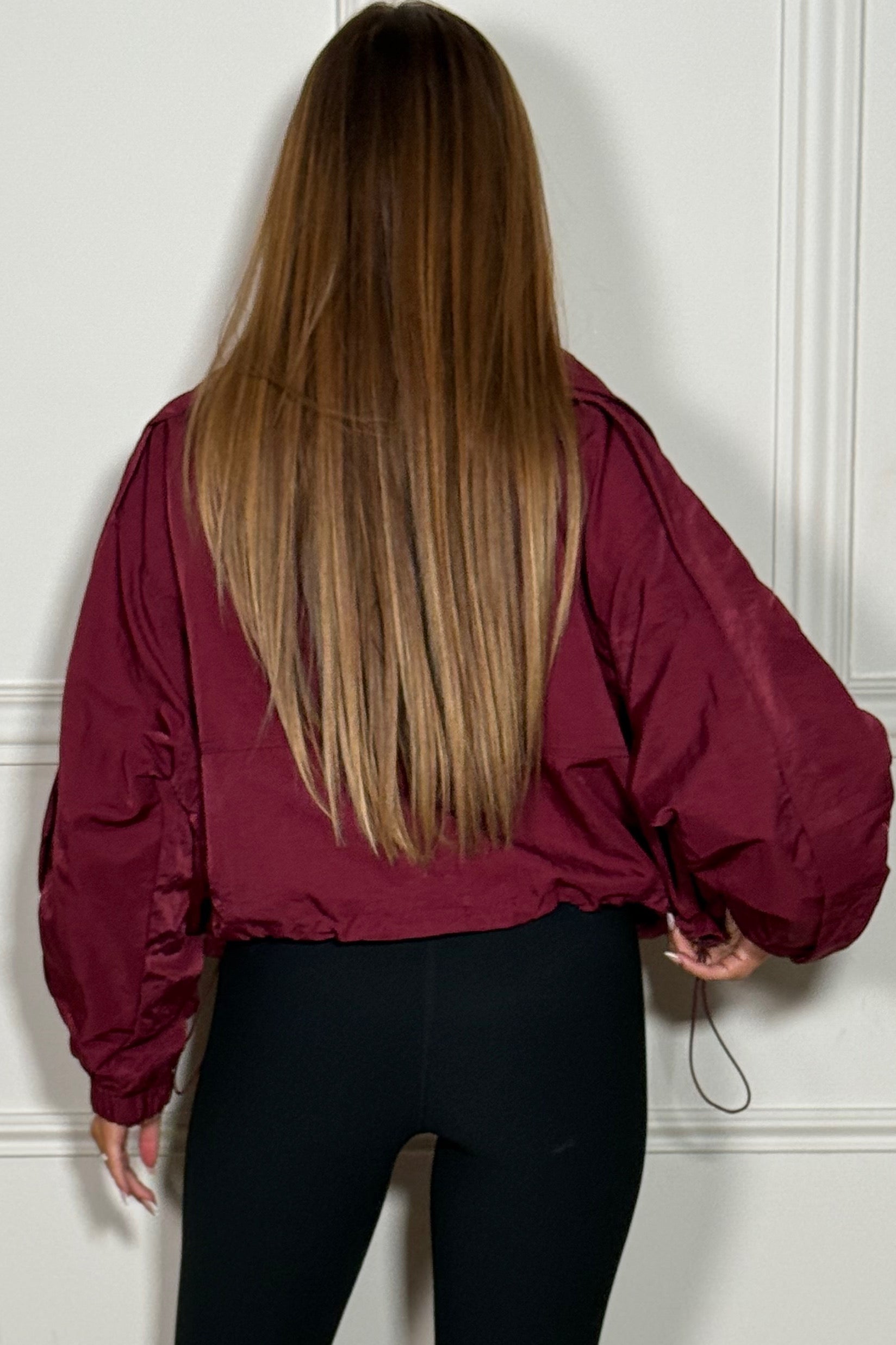 Veste courte bombée - vue détaillée de la coupe moderne tendance BLOOSHOP
