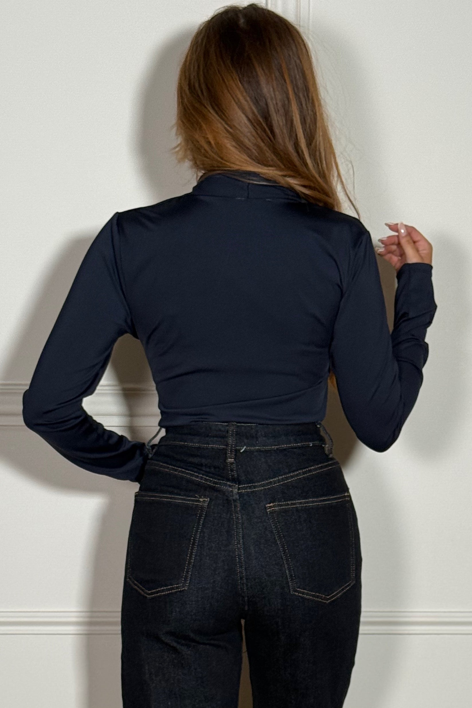 Body décolleté noué élégant porté vue de profil - BLOOSHOP
