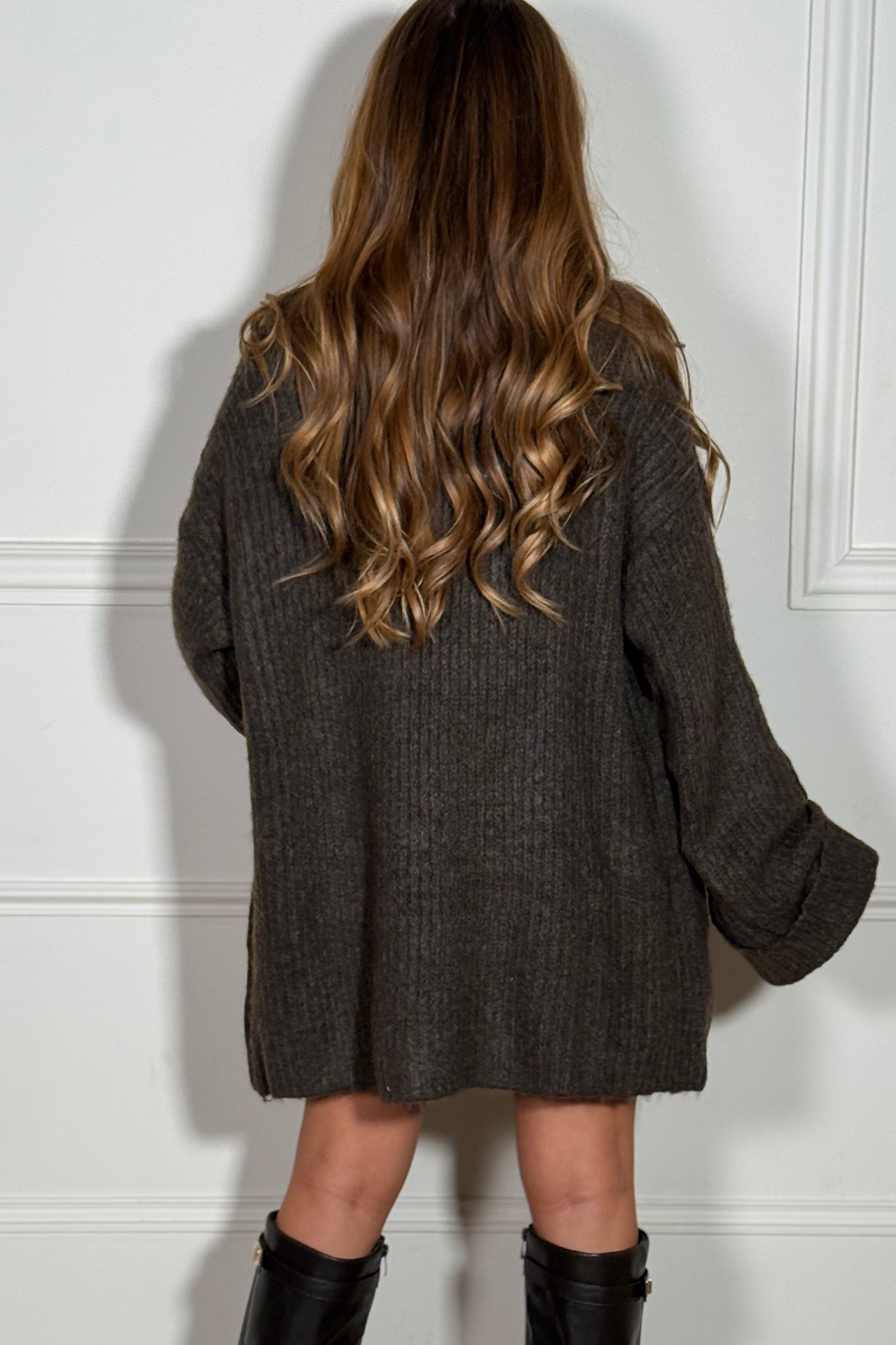 Détail des revers sophistiqués et finitions du gilet maille femme