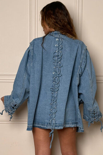 Veste femme denim à laçage vue de dos détails laçage BLOOSHOP
