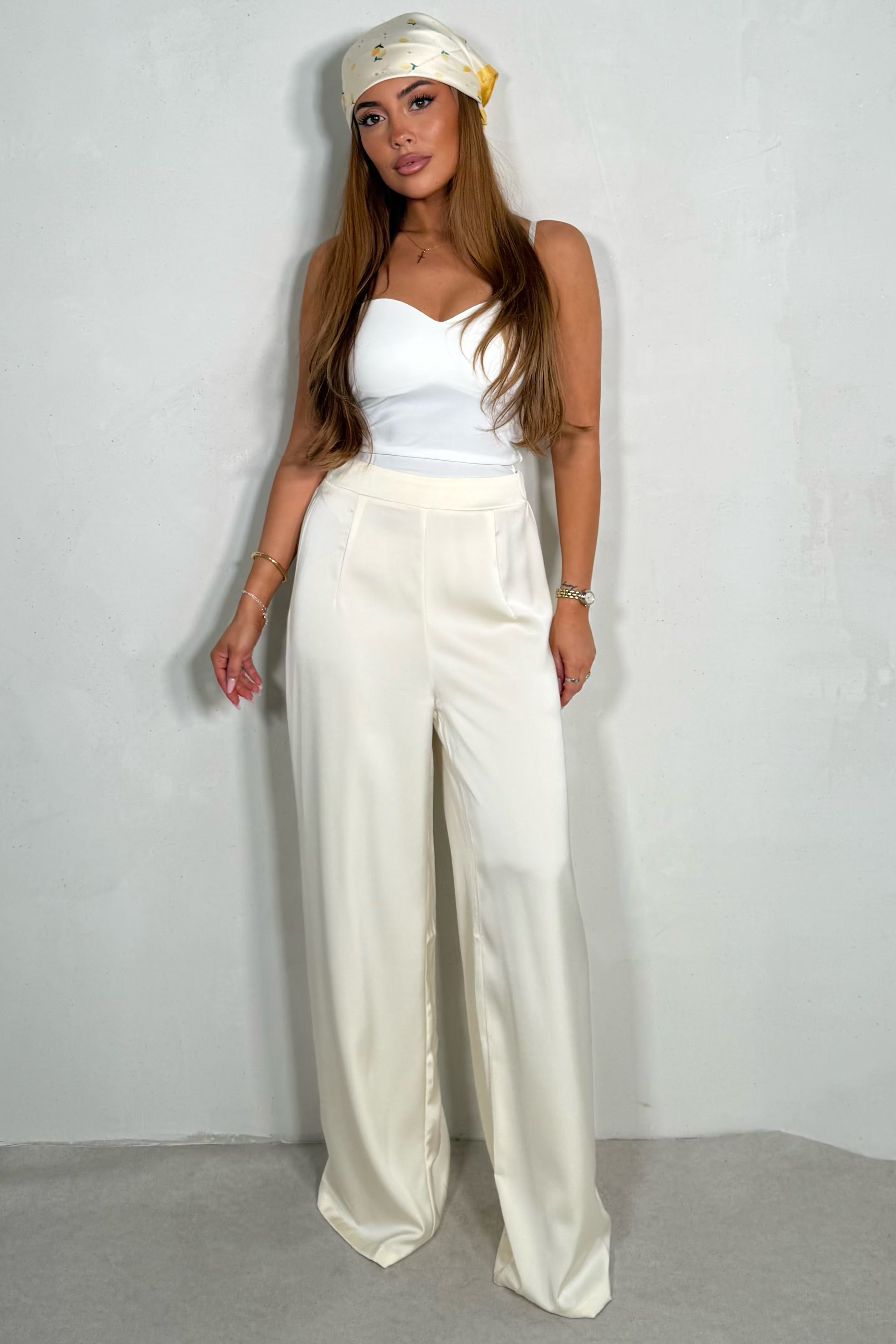 Pantalon ample en satin coupe fluide coloris jaune pâle