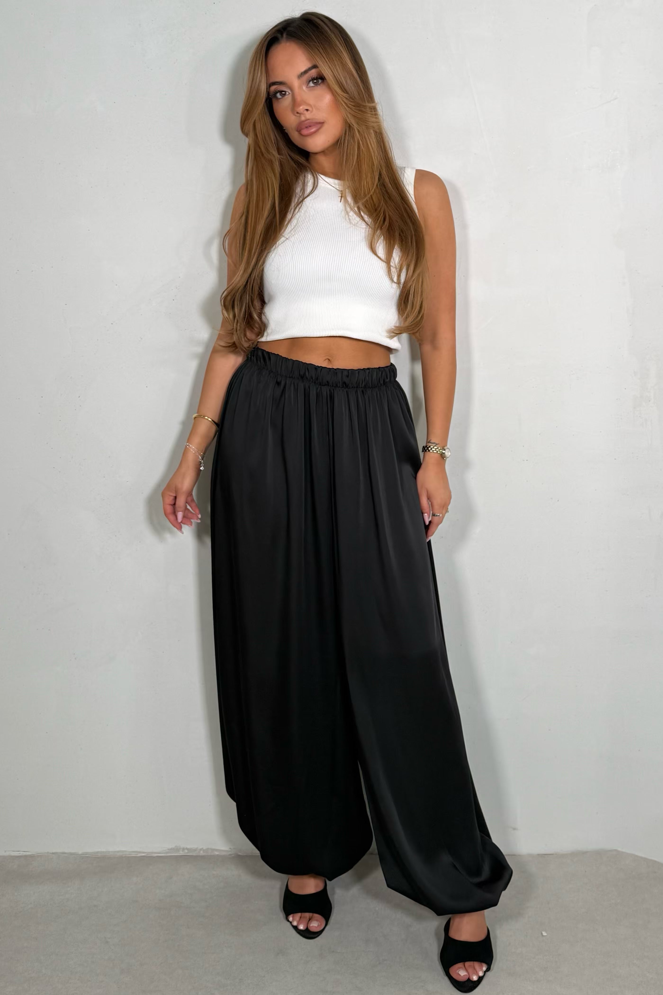 Pantalon satin fluide coupe élégante coloris noir 