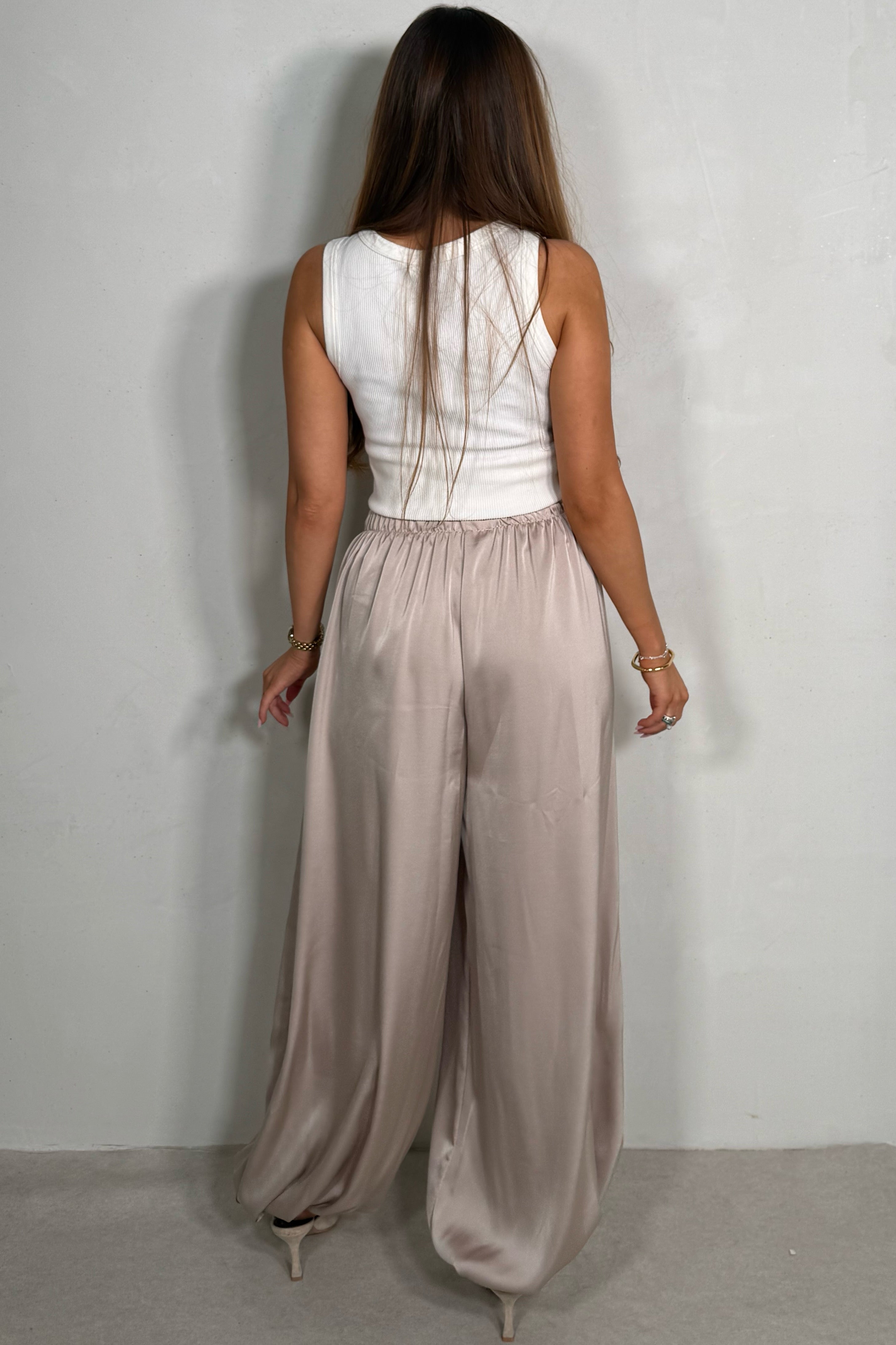 Pantalon Satin Fluide – Coupe Élégante & Brillance Douce