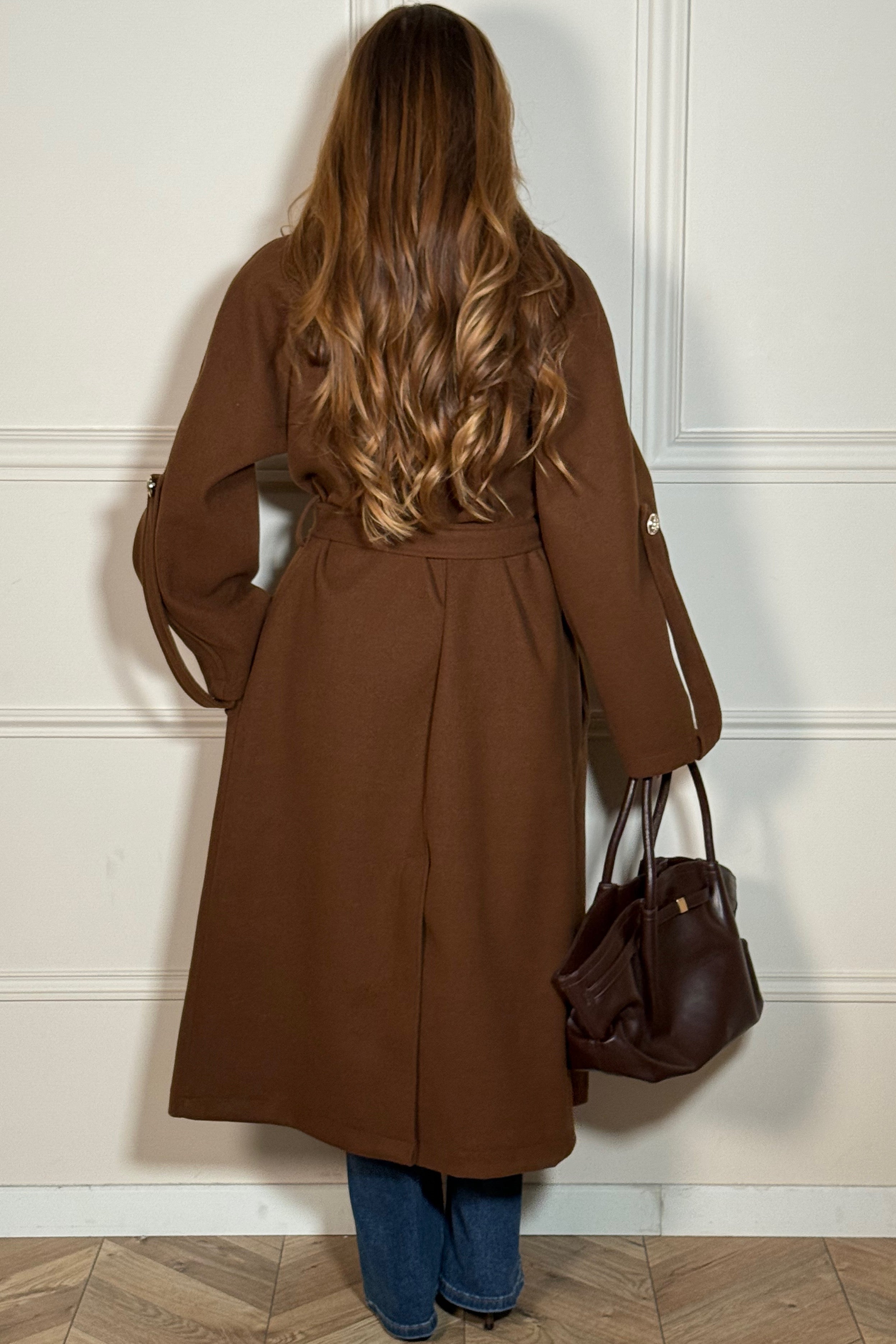 Détail des poches fonctionnelles du trench coat feutré femme, finitions soignées
