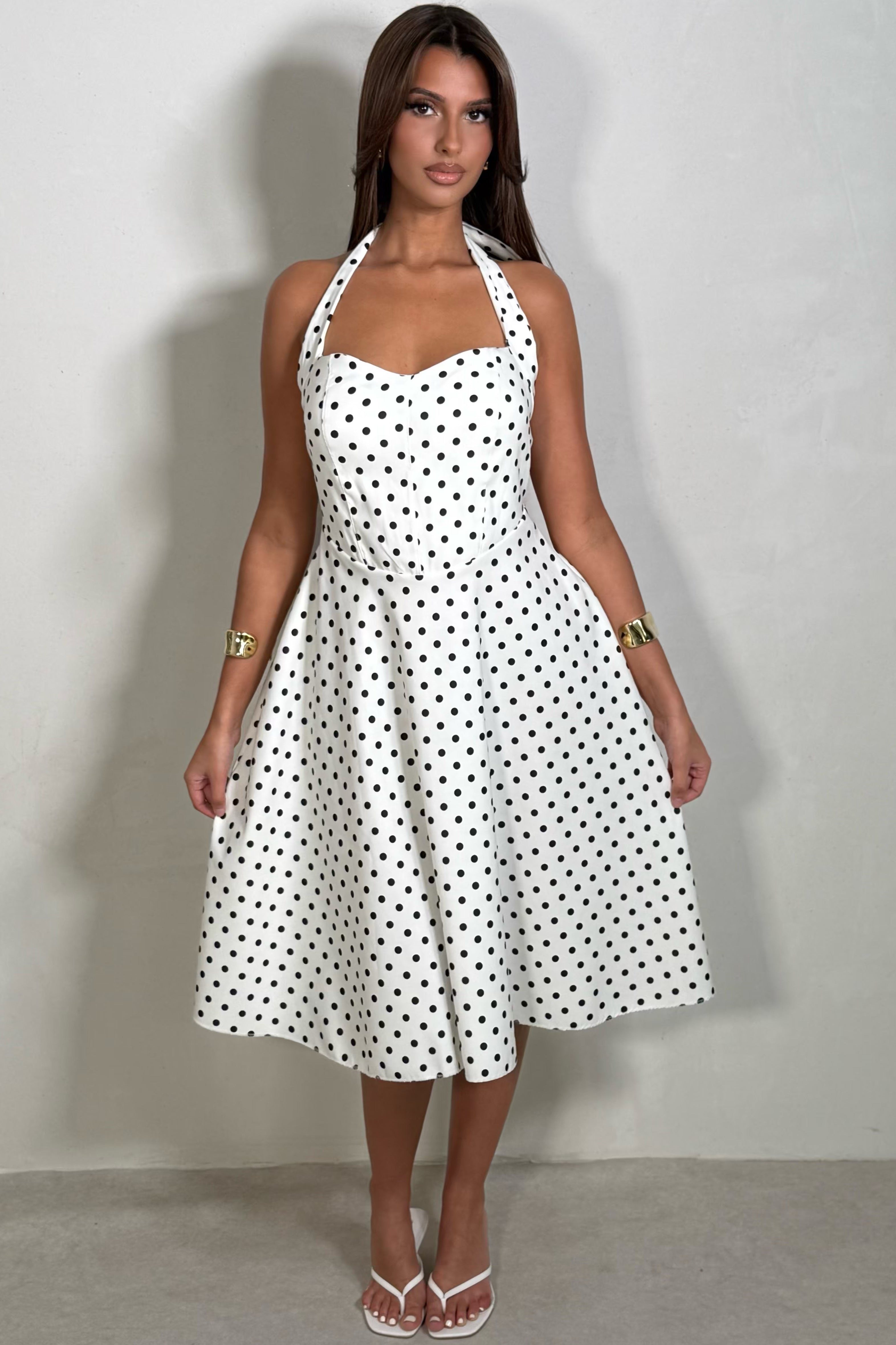 Robe évasée à pois blanc, coupe légère et féminine 
