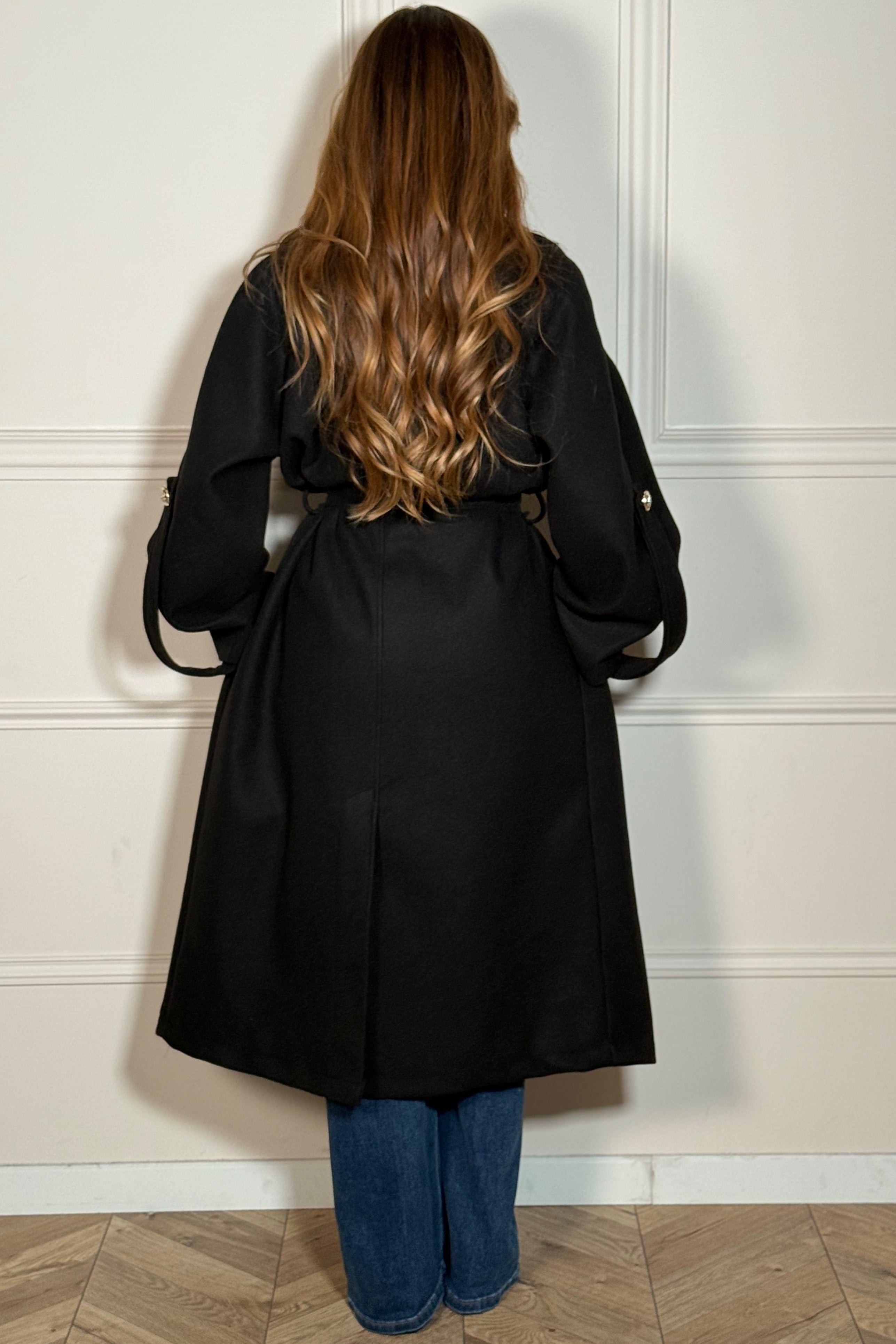 Vue arrière du trench coat feutré femme, coupe ajustée et élégante
