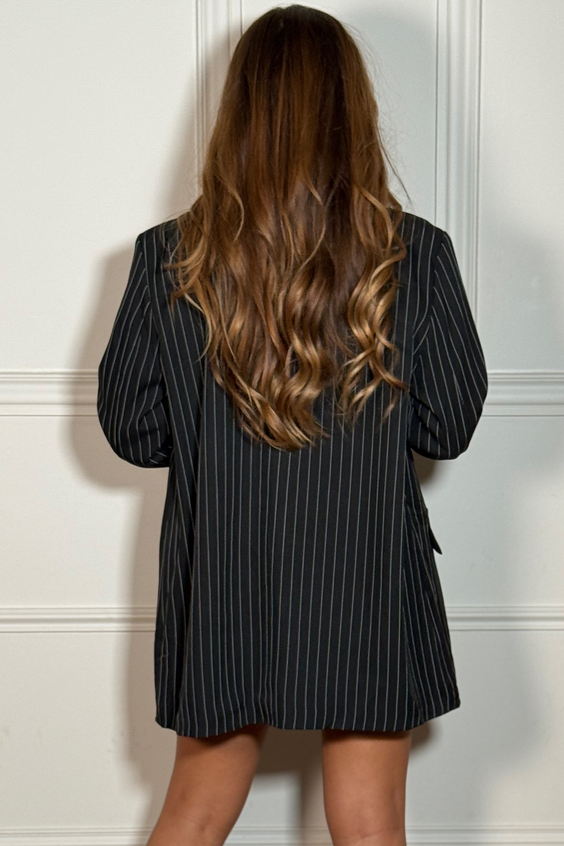 Blazer rayé femme sophistiqué en styling casual - quatrième coloris BLOOSHOP 