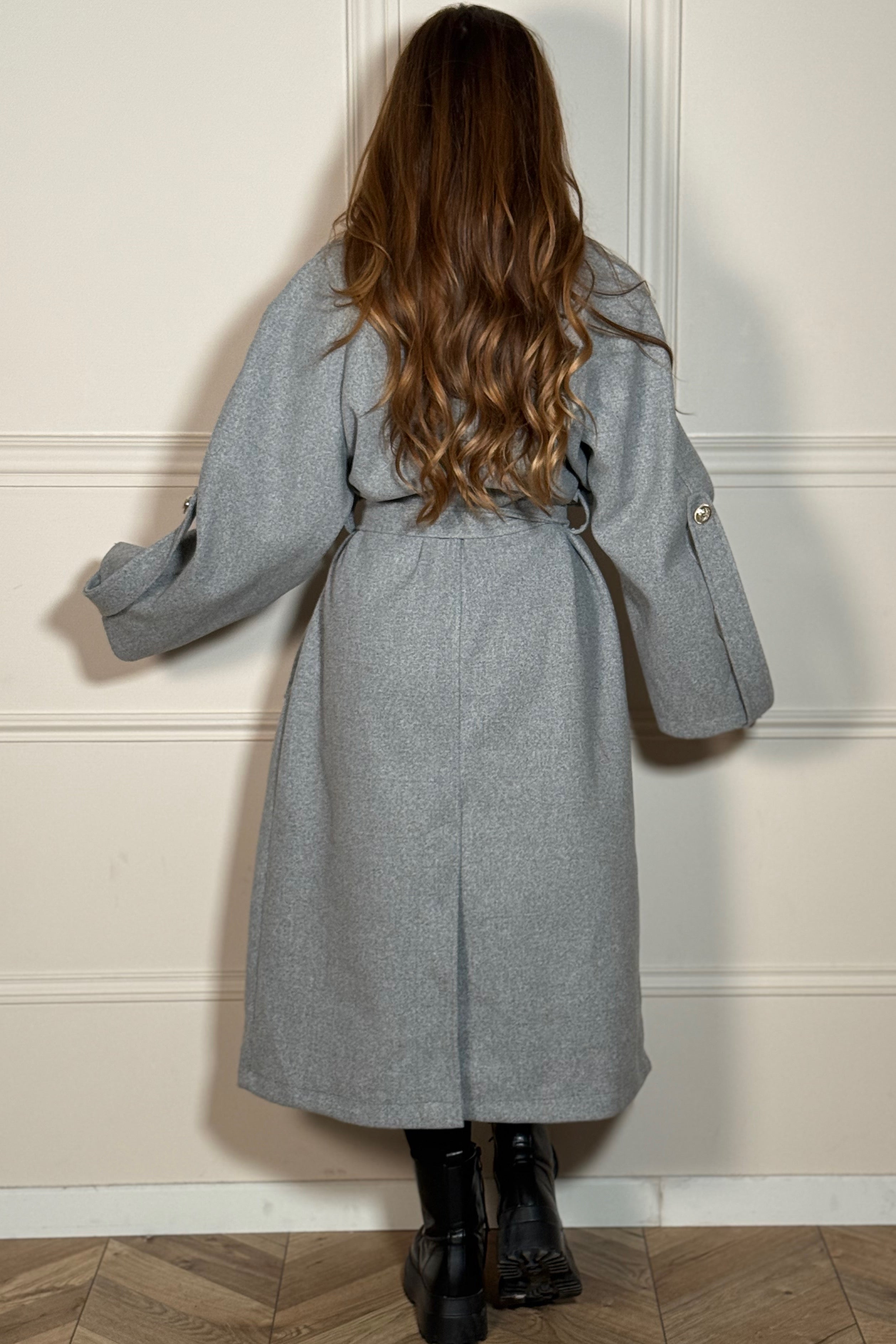 Trench coat feutré femme en mouvement, confort et liberté de mouvement
