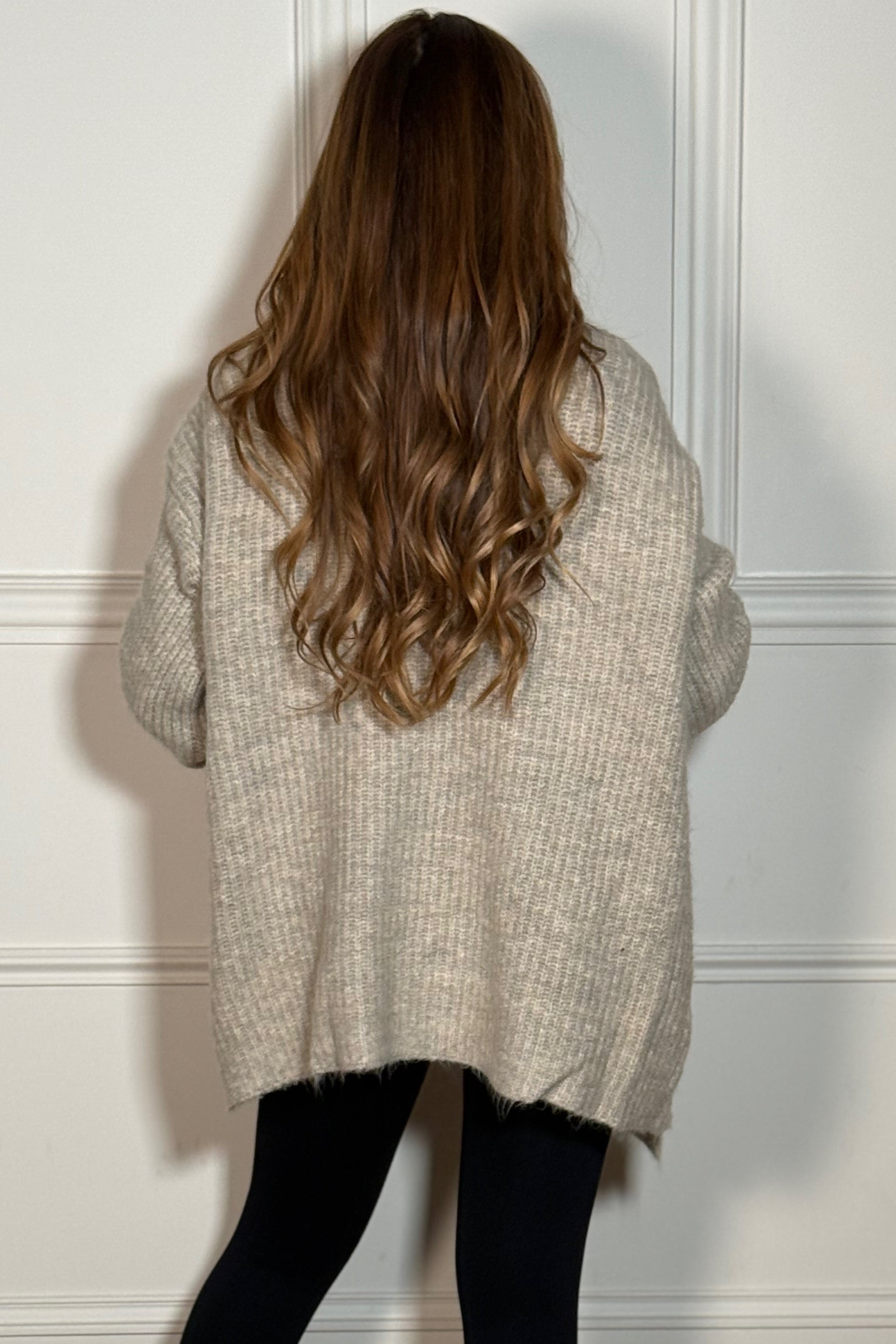Gilet maille femme porté fermé - look élégant et moderne