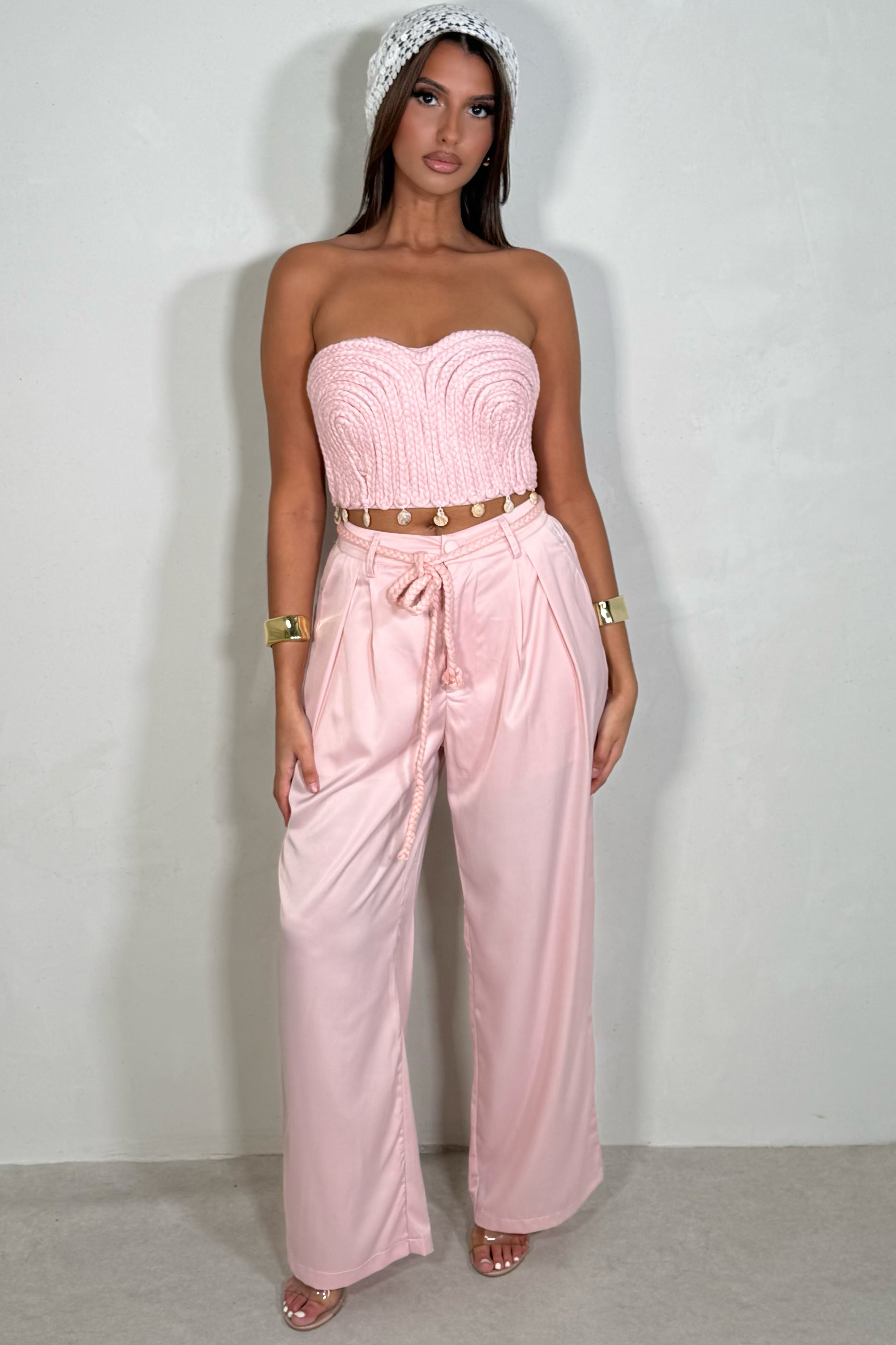Ensemble bustier coquillage et pantalon satin rose, tenue de soirée