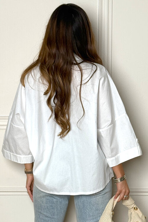 Détail coupe oversize chemise femme fluide
