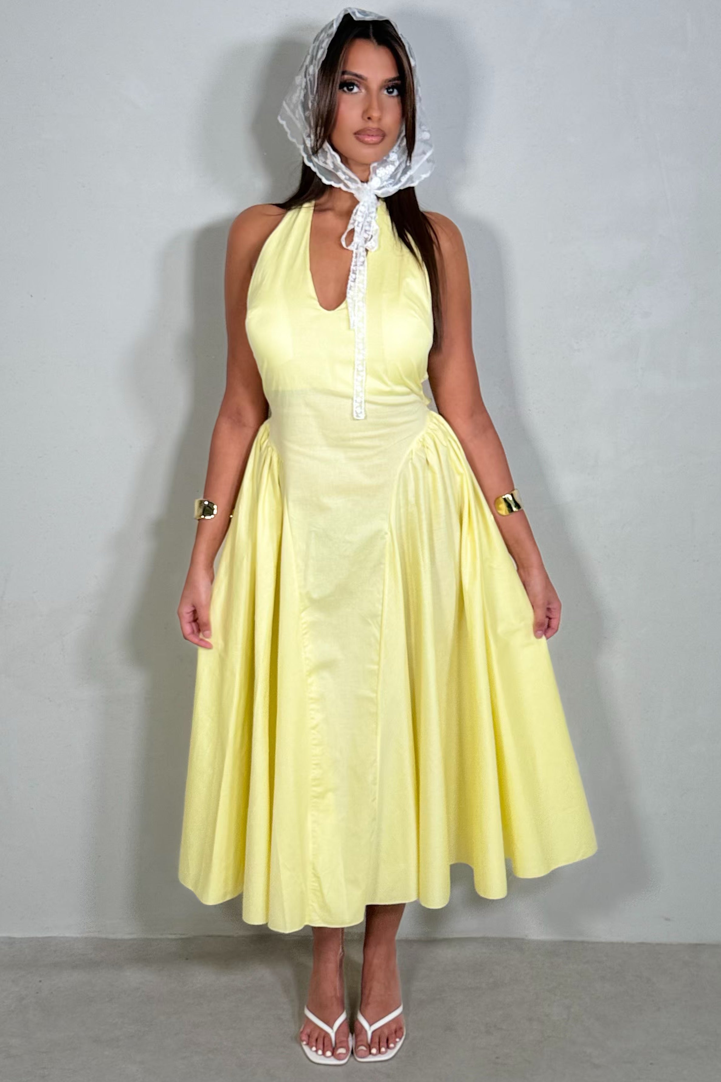 Robe longue dos nu col halter jaune, coupe fluide