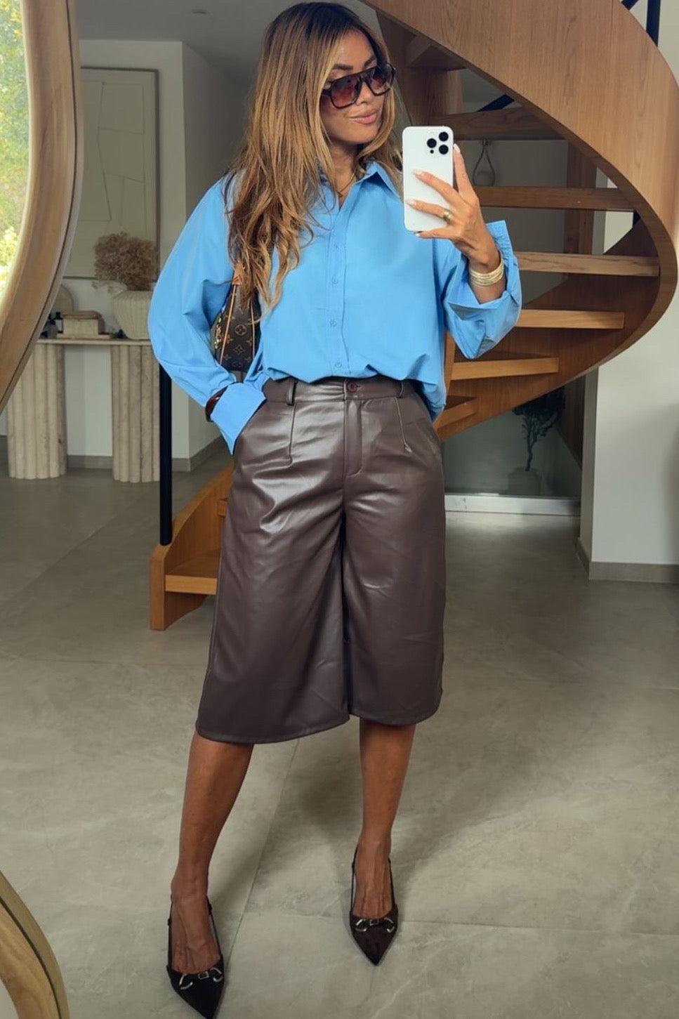 Femme portant le bermuda simili cuir - look chic estival