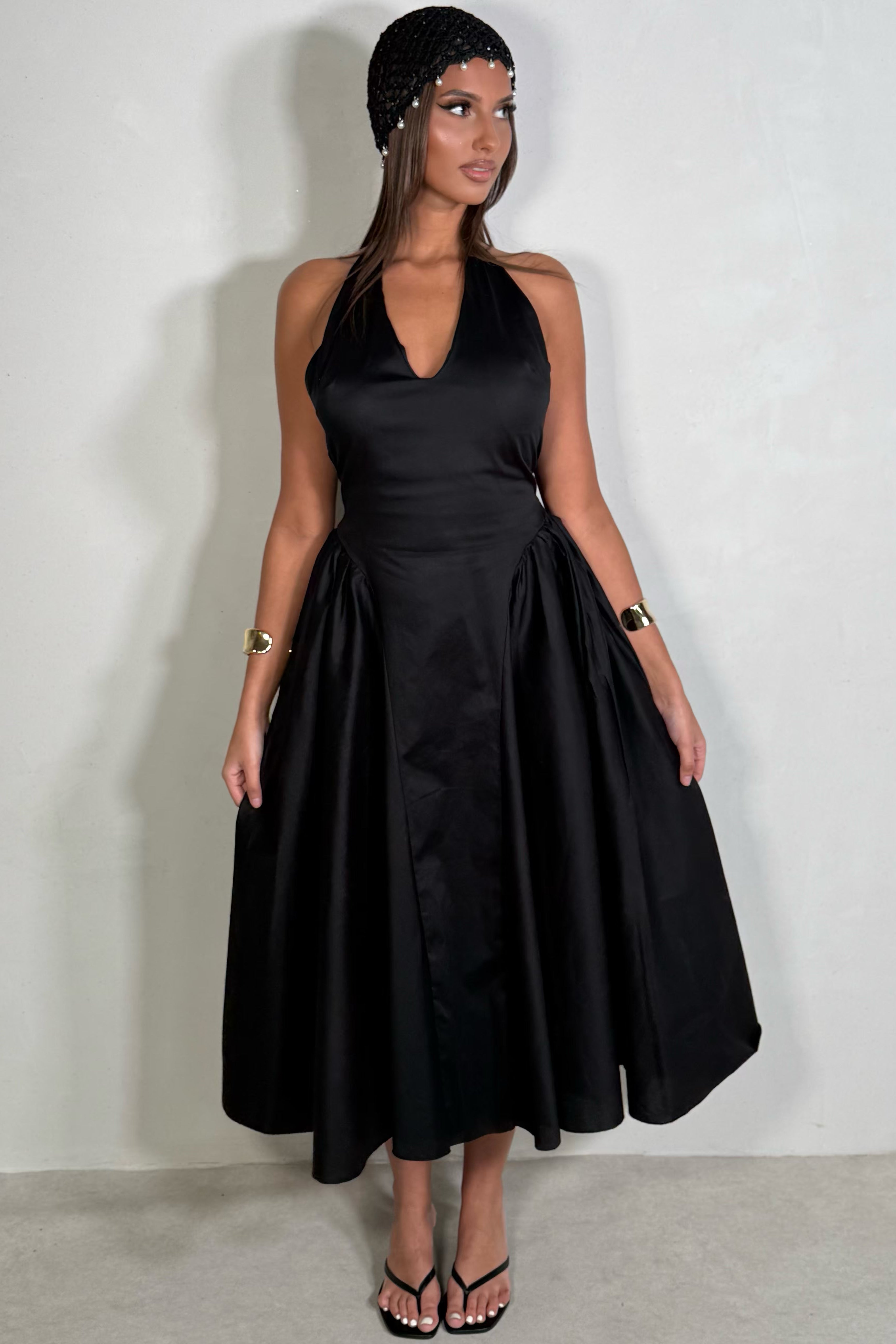 Robe longue dos nu col halter noir, coupe fluide