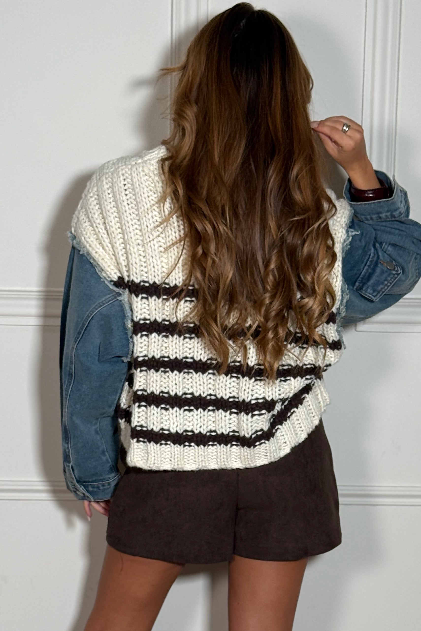 Pull rayé bimatière femme vue de dos - détails de la coupe et finitions soignées