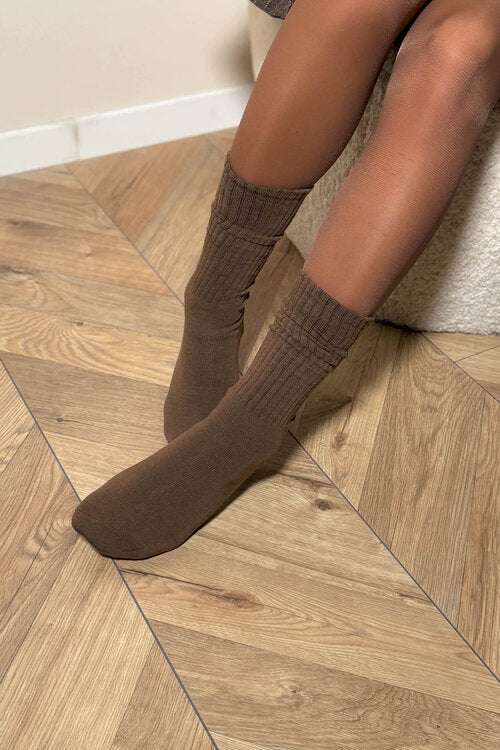 Chaussettes femme côtelées mi-hautes vue de profil - texture premium BLOOSHOP
