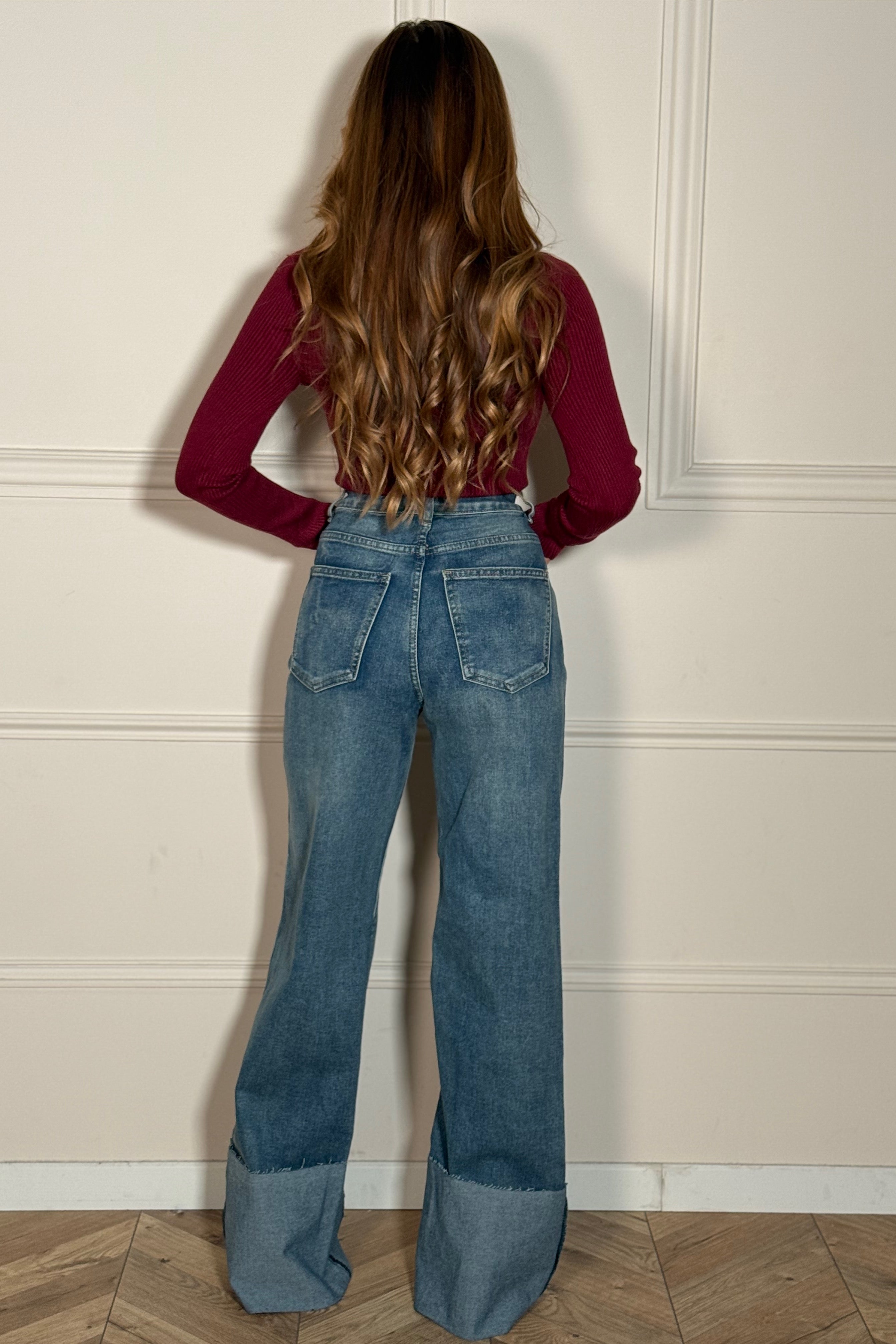 Jean flare femme taille haute, détail des revers vintage et coupe évasée moderne
