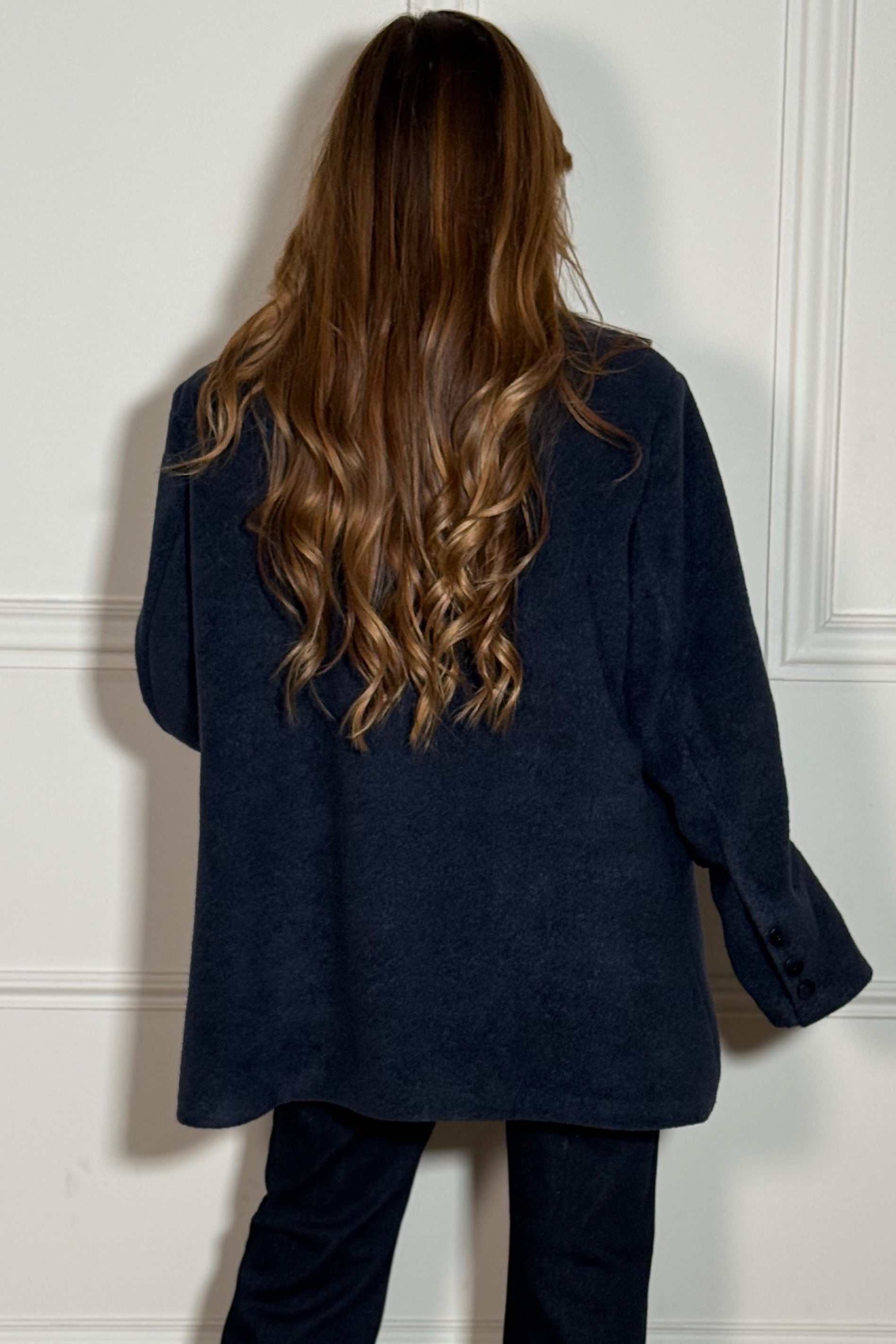 Blazer feutré avec jean, tenue décontractée élégante