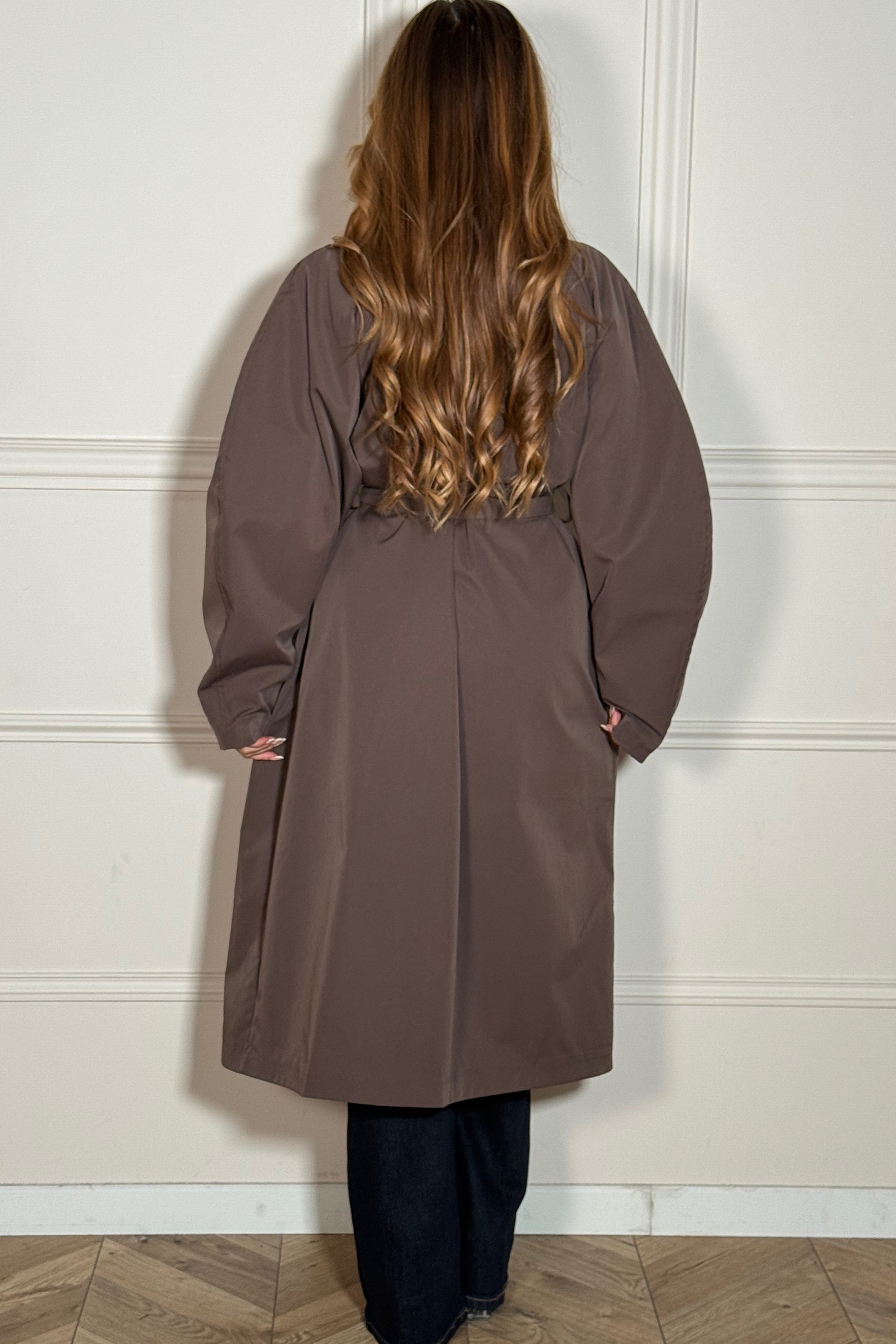 Vue dos du trench coat femme manches ballon, coupe ajustée et élégante - BLOOSHOP
