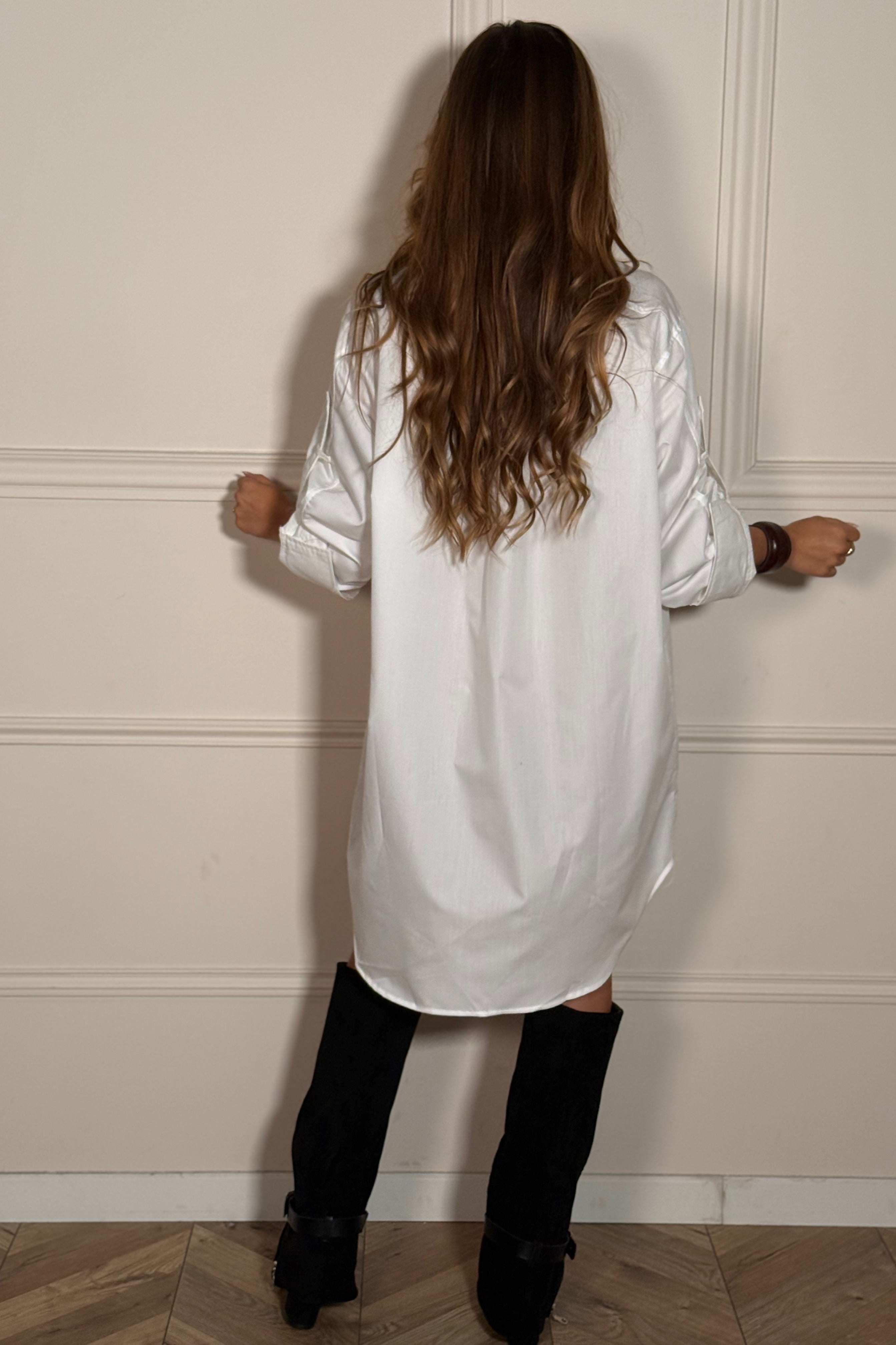 Vue d'ensemble de la chemise longue moderne pour femme