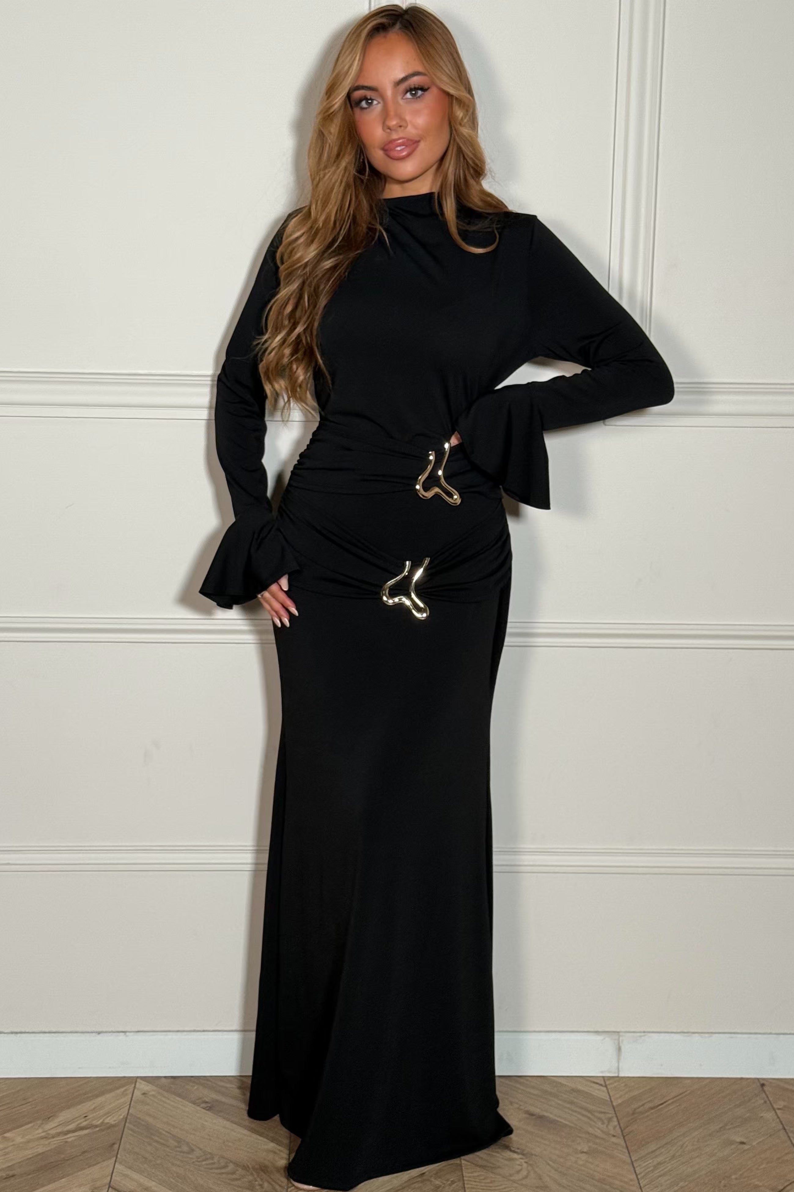 Robe élégante à manches évasées avec ceinture, vue de face sur mannequin