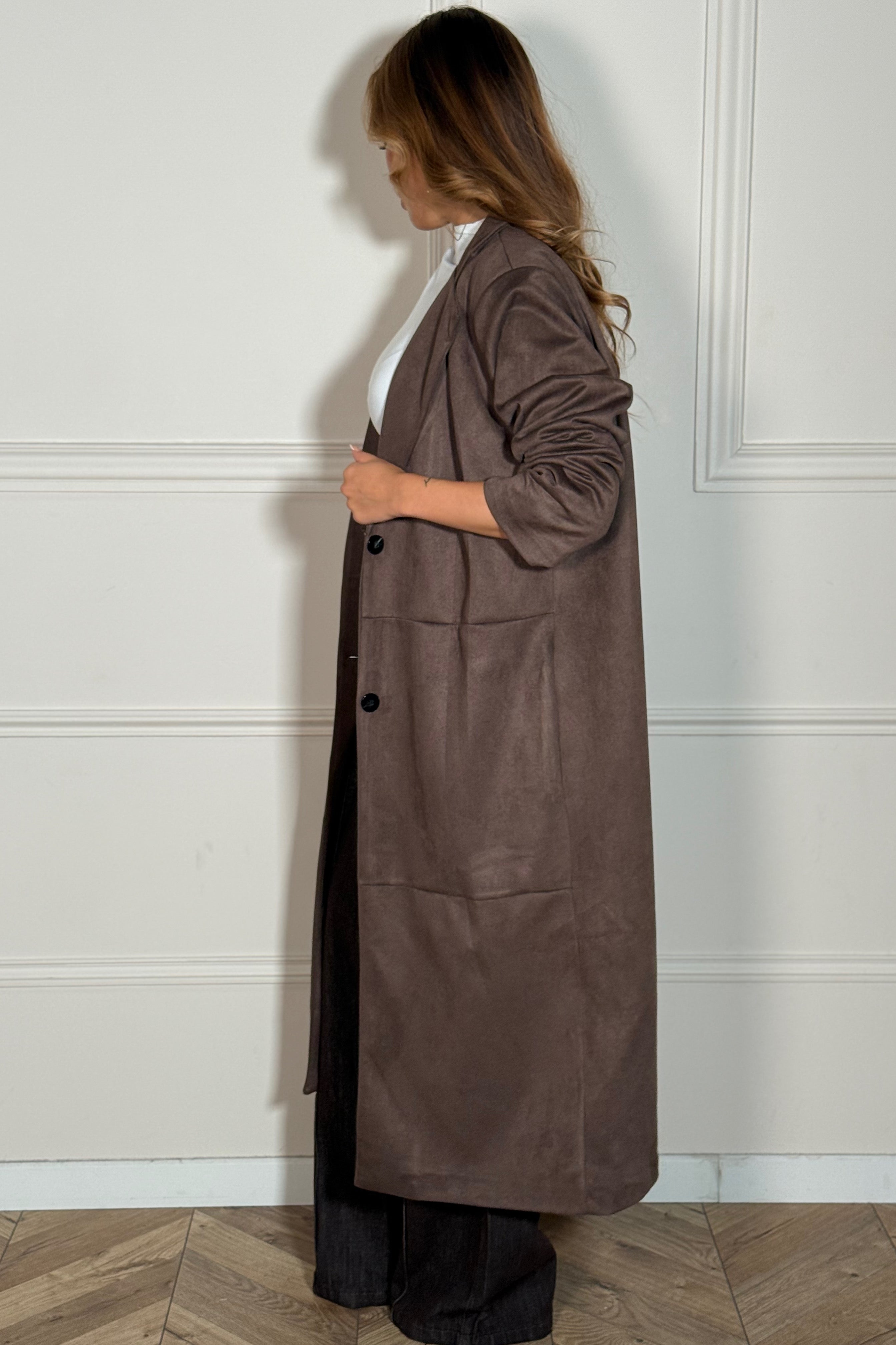 Manteau suédine femme vue de profil - silhouette flatteuse et design moderne BLOOSHOP