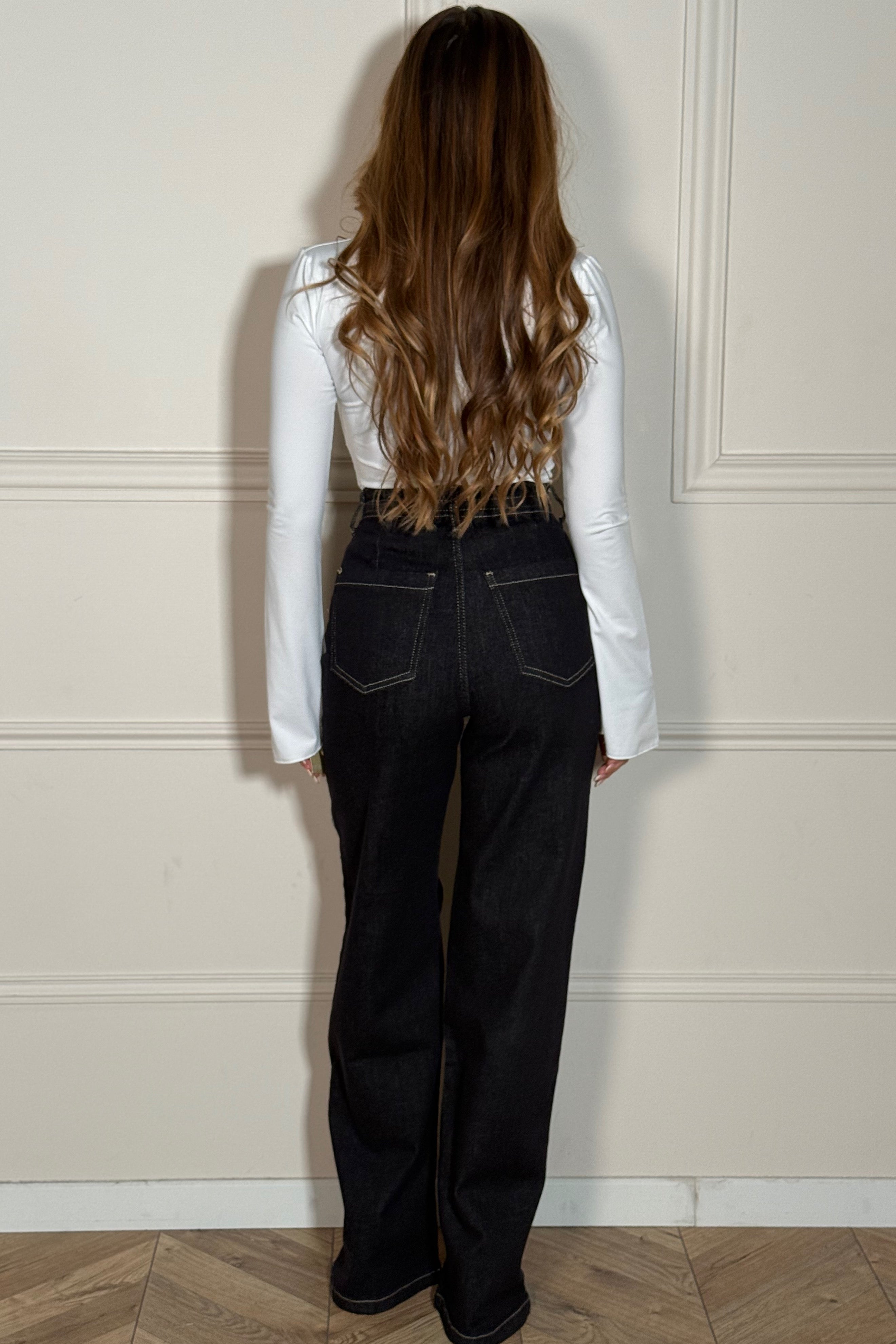Gros plan sur la qualité du tissu et des coutures du jean wide leg