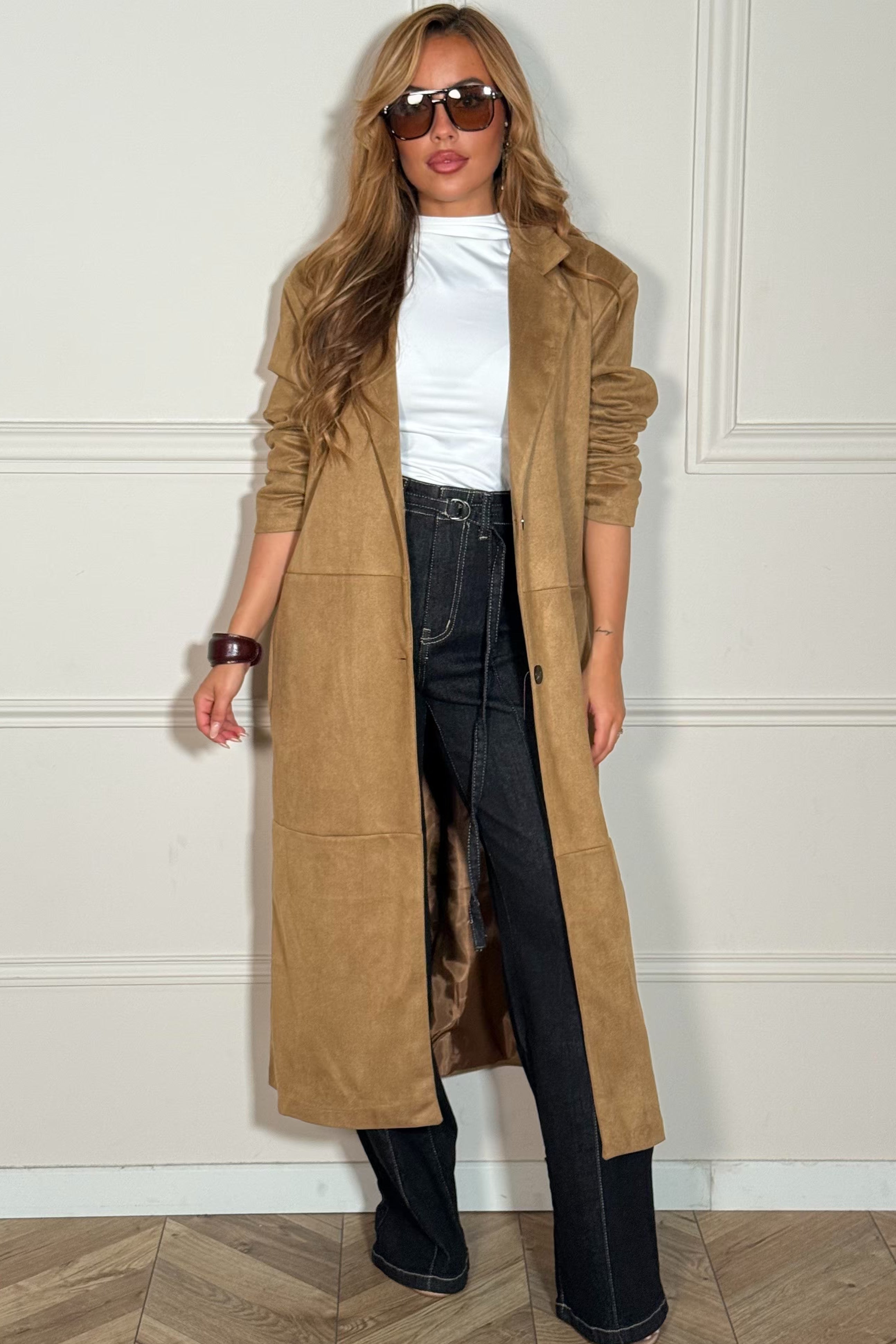 Manteau suédine femme porté en mouvement - confort et liberté de mouvement BLOOSHOP