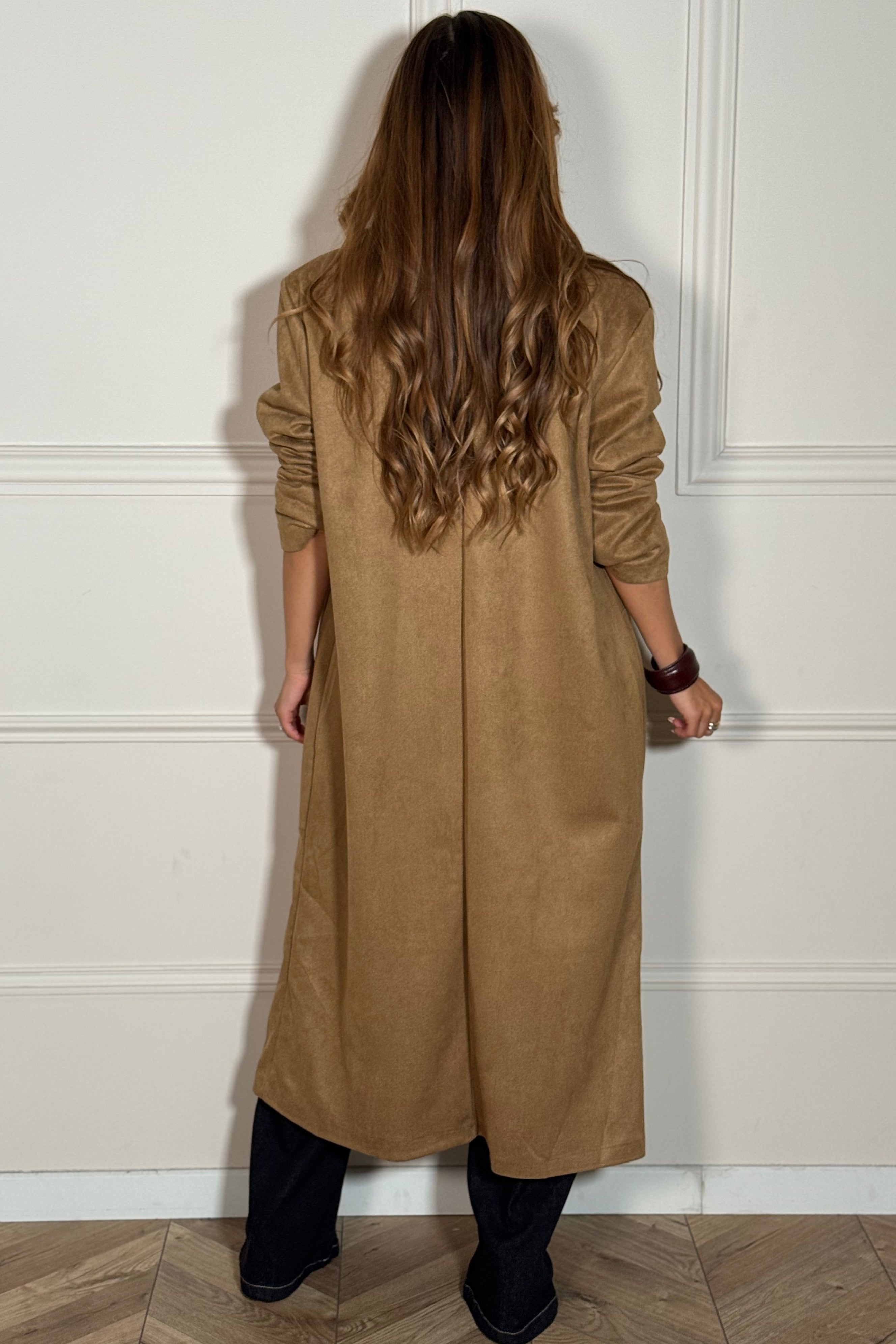 Vue arrière du manteau suédine femme - finitions soignées et coupe ajustée BLOOSHOP