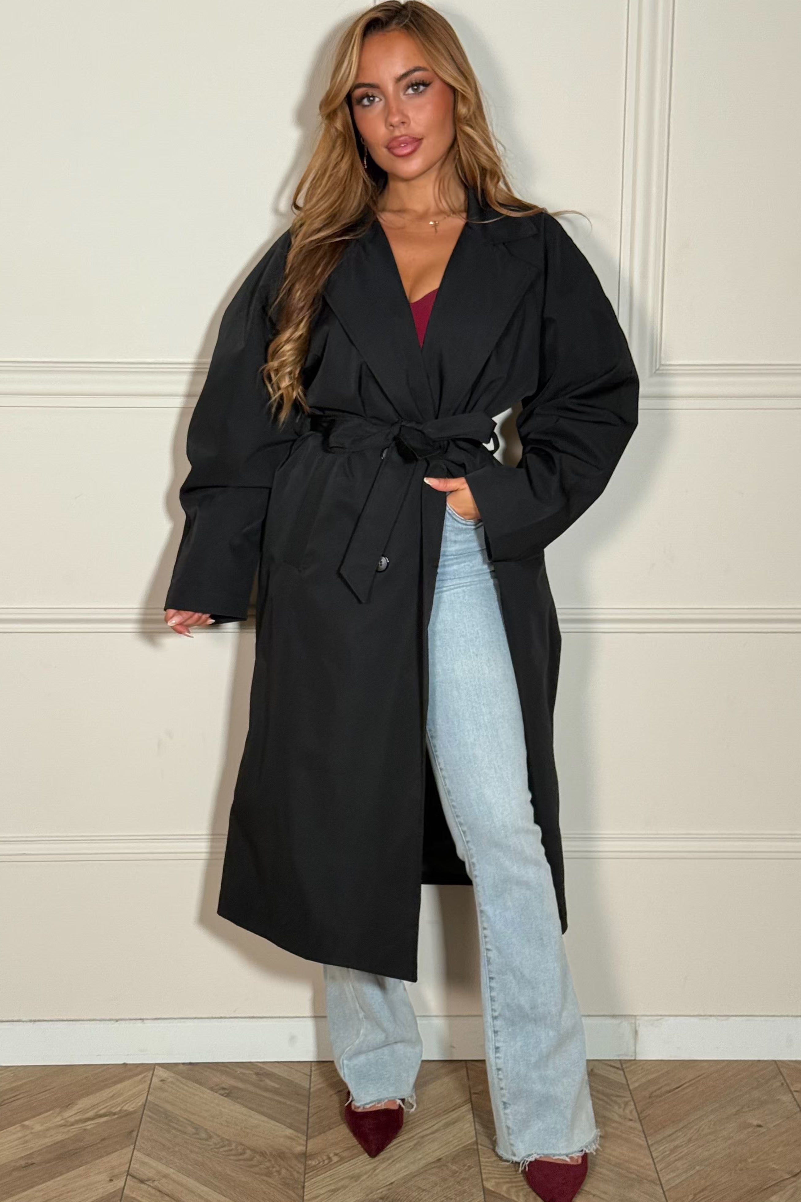 Gros plan sur les détails de finition du trench coat femme, boutons et coutures de qualité - BLOOSHOP
