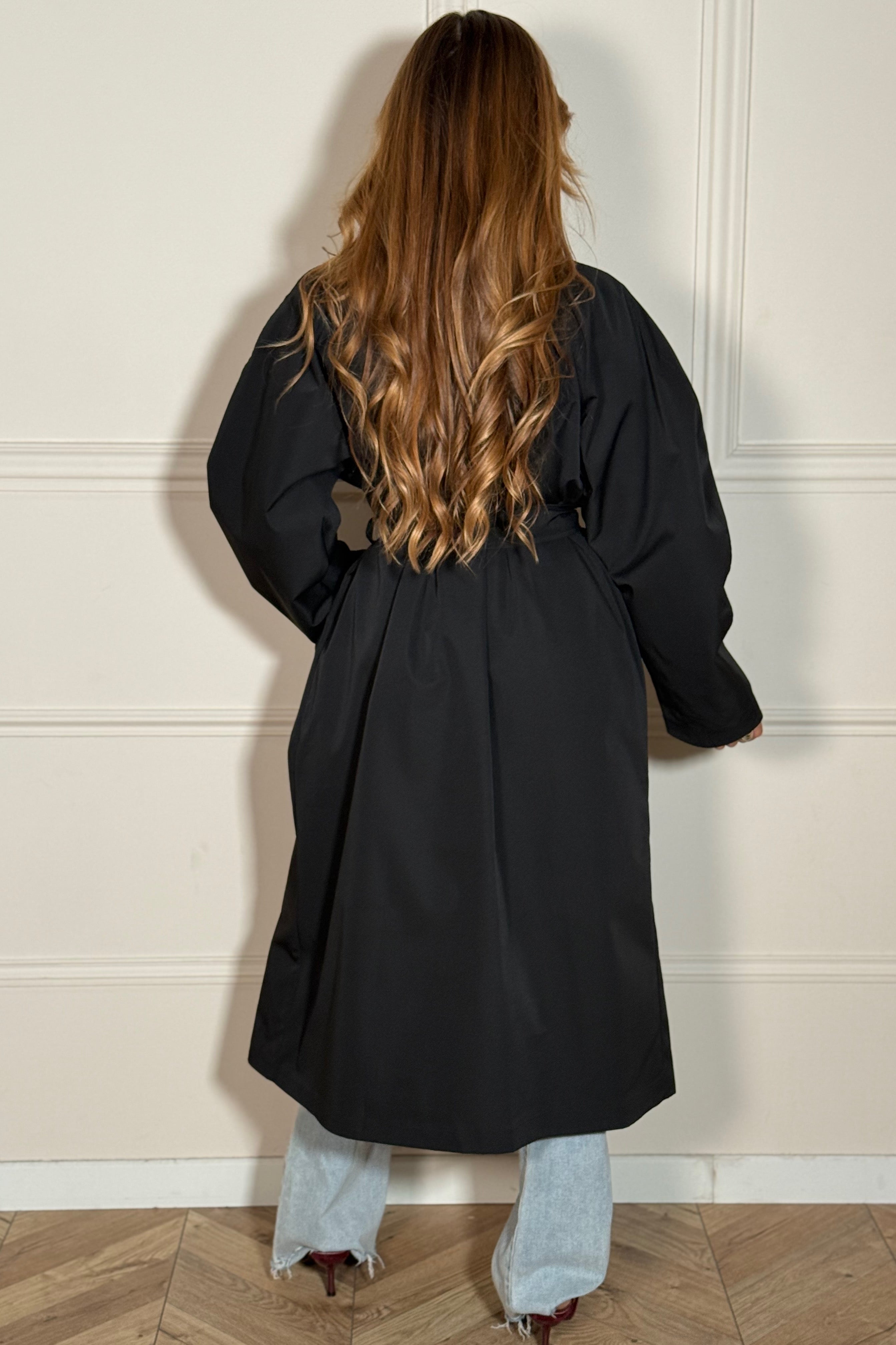 Trench coat femme manches ballon porté en situation, style parisien moderne - BLOOSHOP
