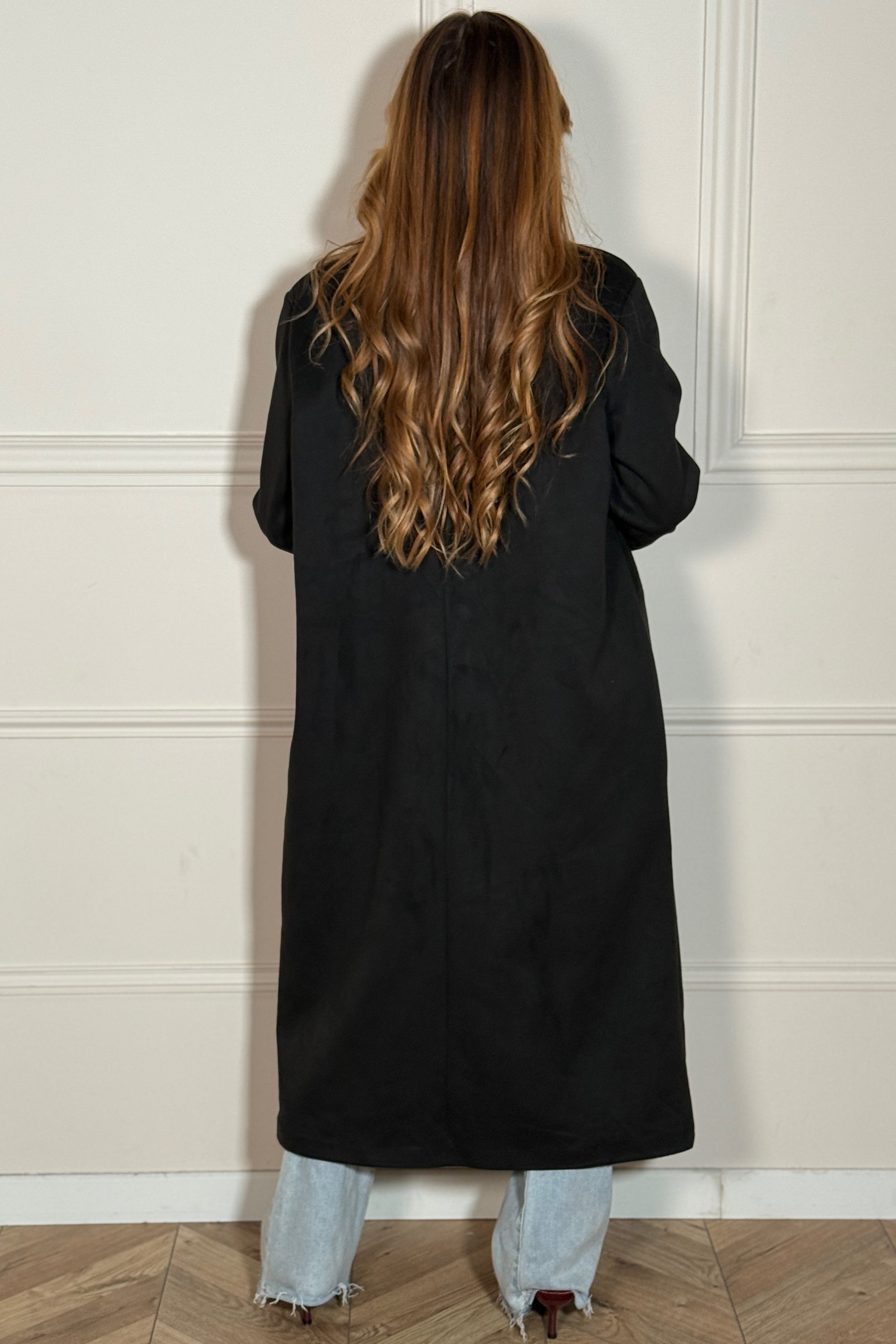 Détail texture suédine premium du manteau femme - matière douce et velours BLOOSHOP