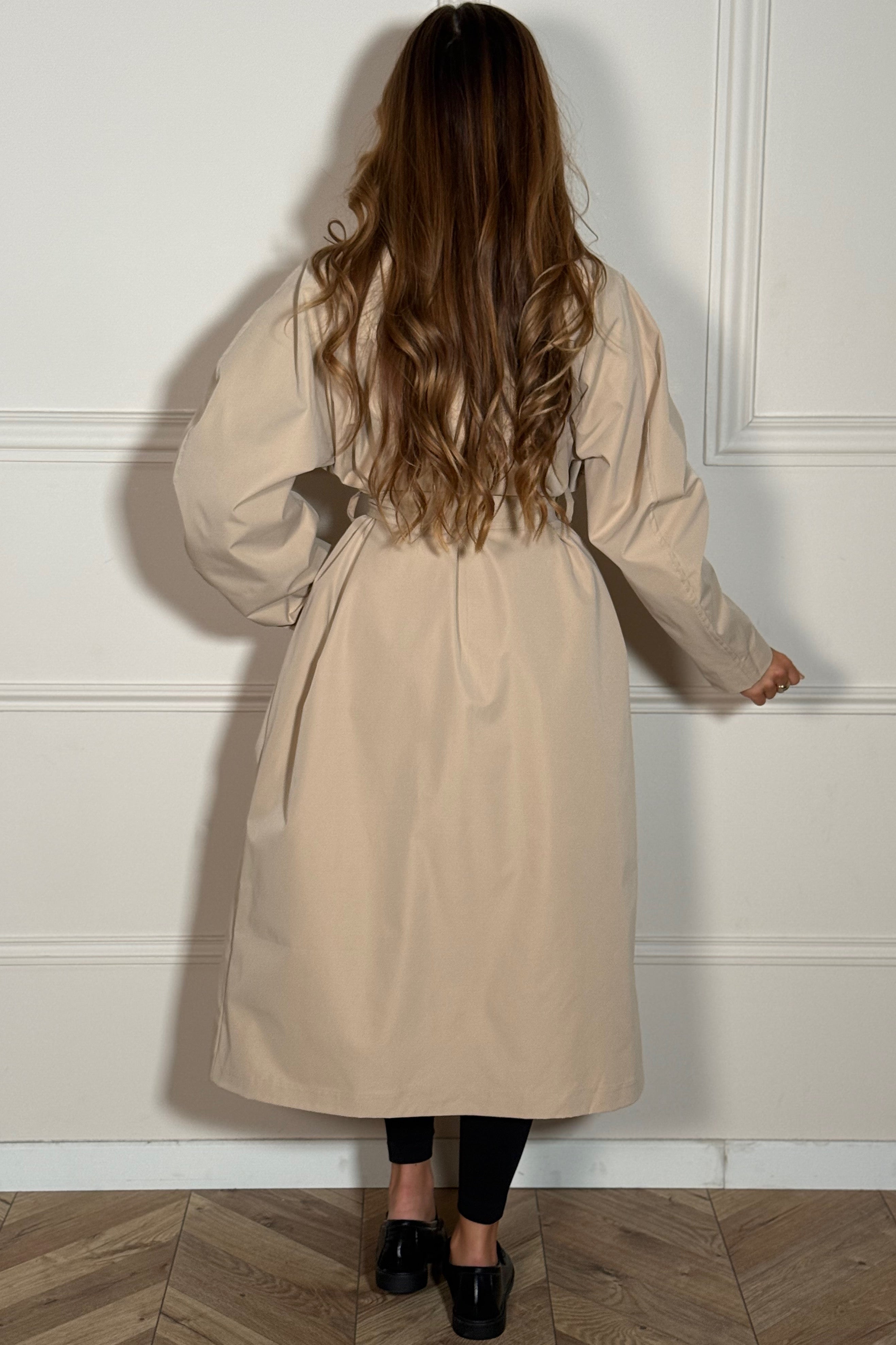 Détail dos du trench coat femme, empiècement et tombé parfait des manches ballon - BLOOSHOP

