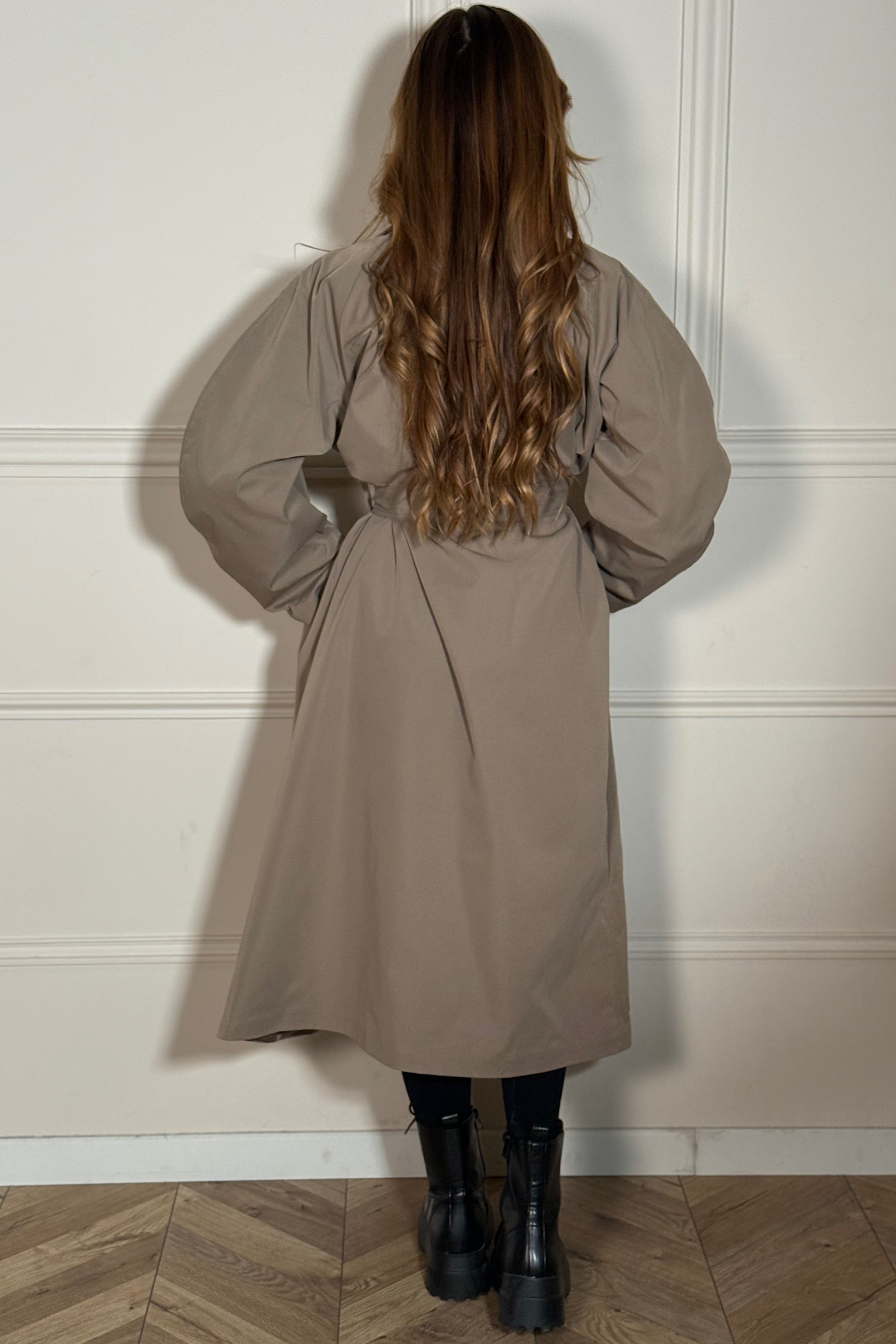 Trench coat femme manches ballon vue arrière, coupe ajustée et finitions soignées - BLOOSHOP
