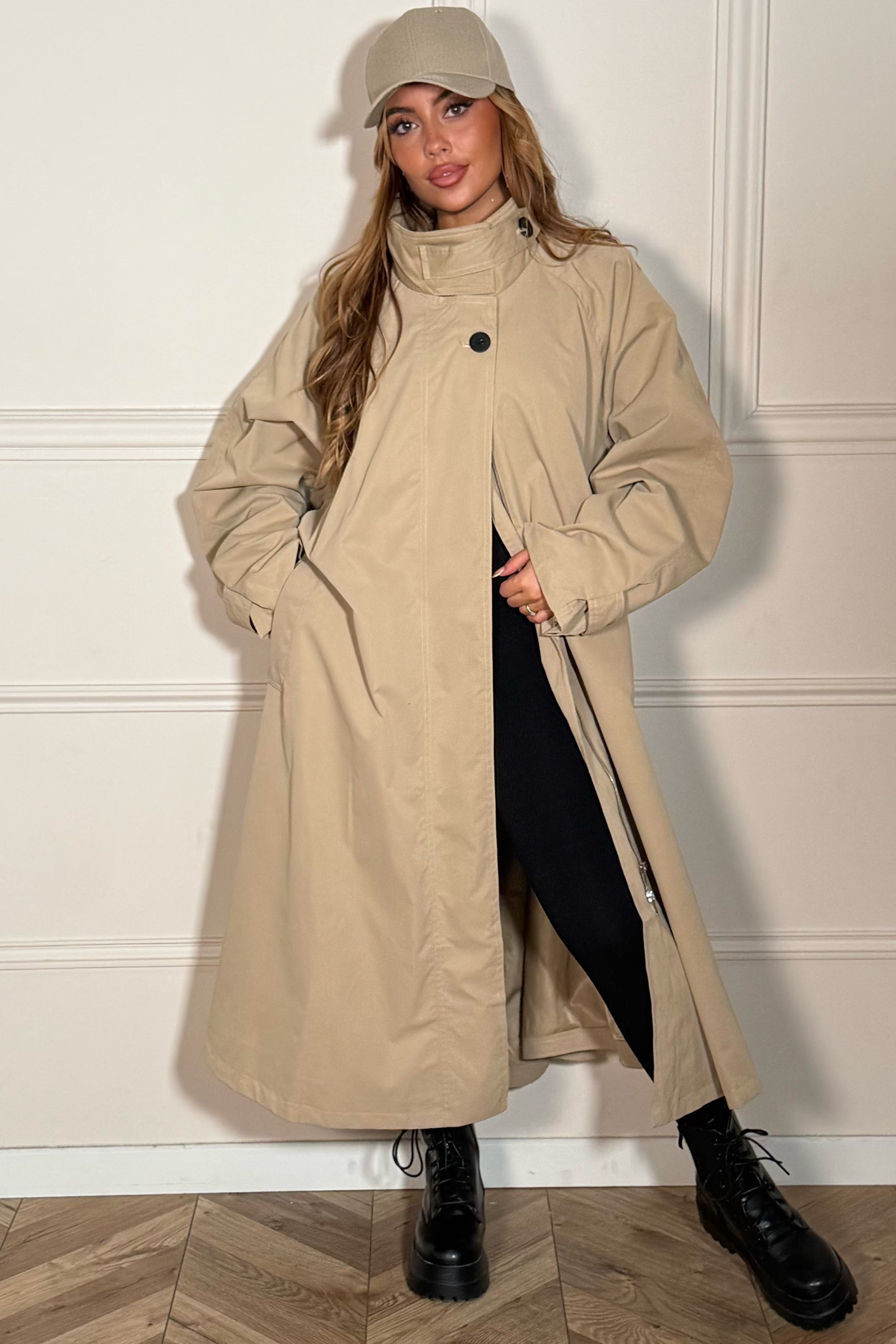 Gros plan col montant structuré trench cape femme