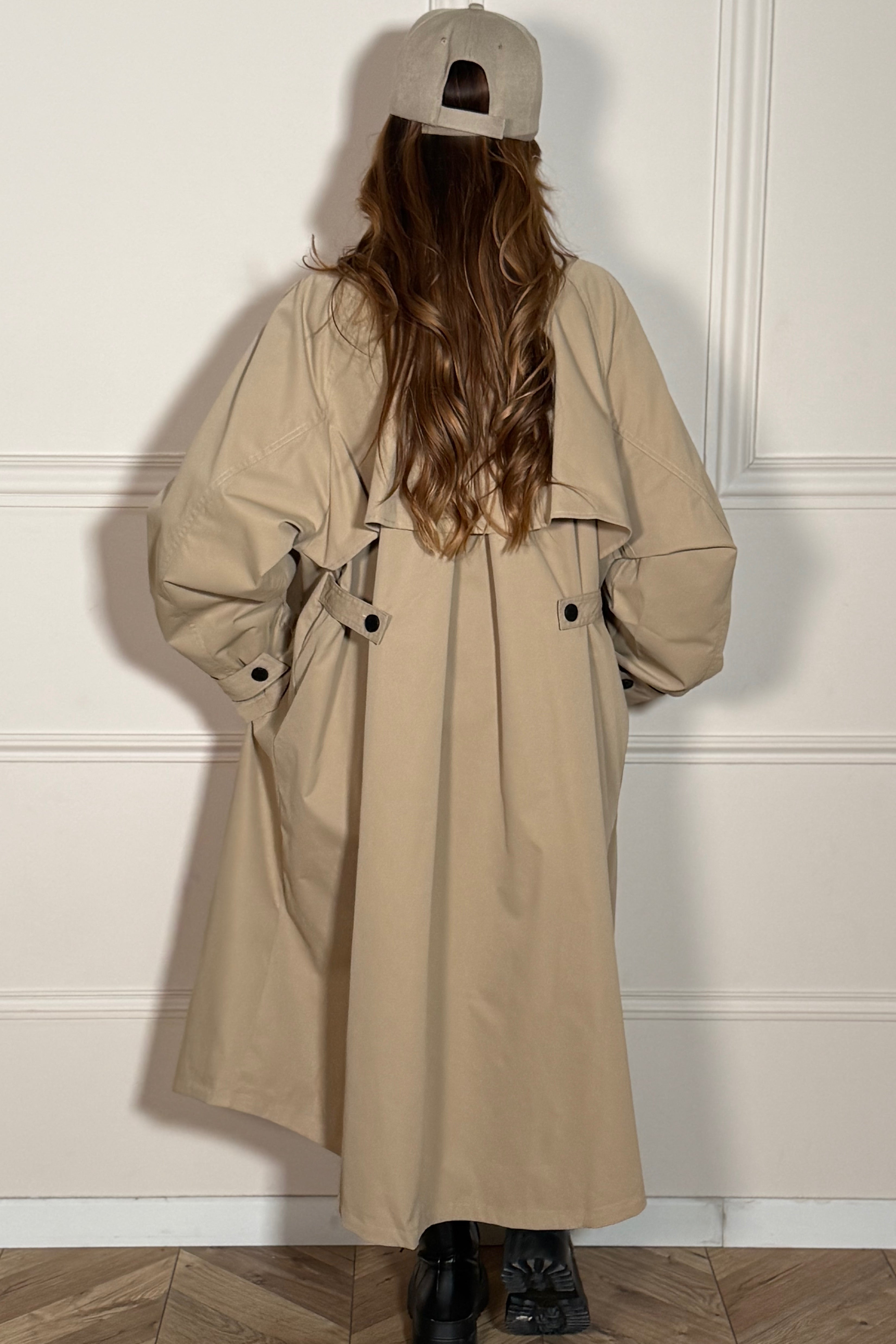 Vue de dos : "Détail dos trench cape longue coupe fluide femme