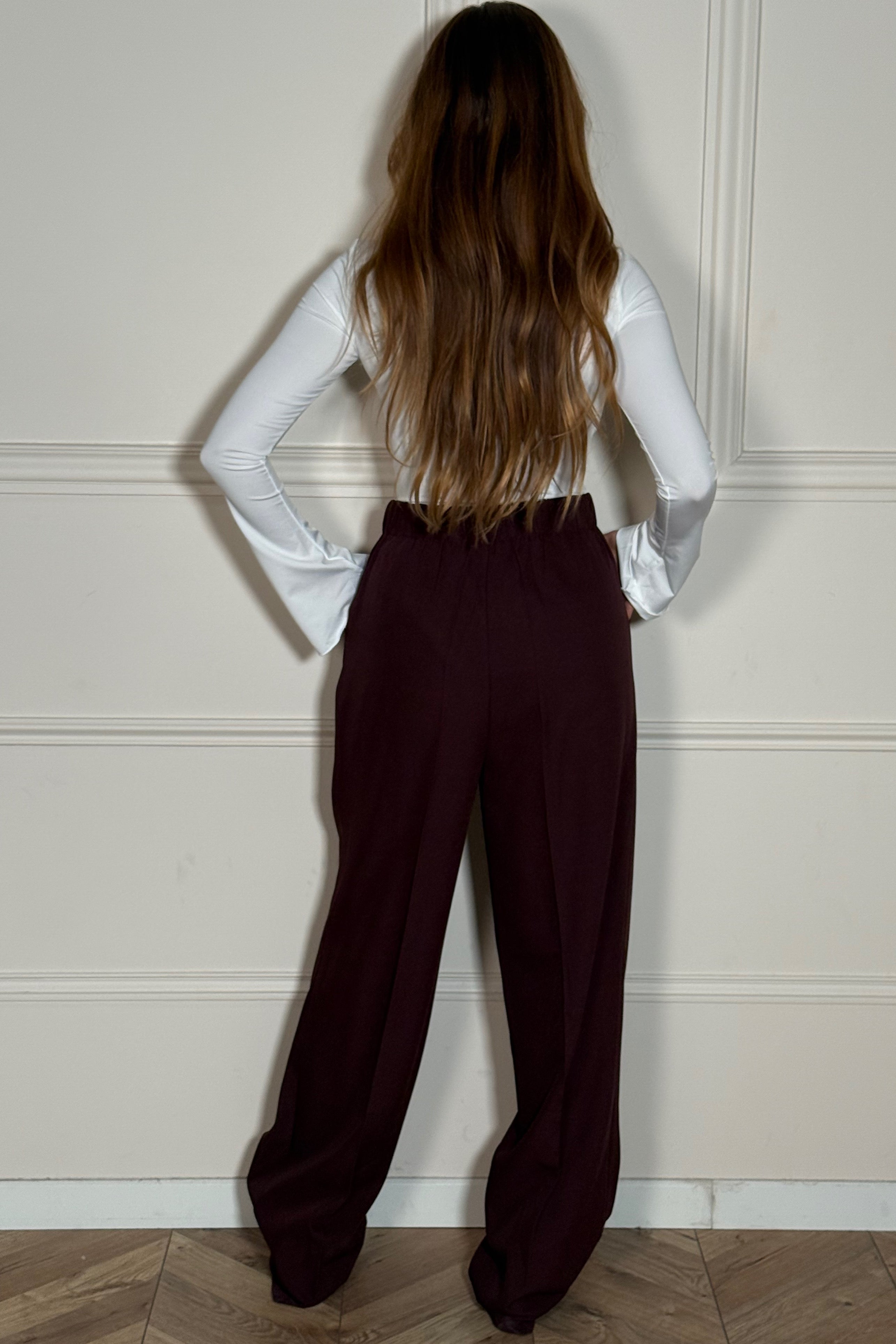 Vue arrière du pantalon montrant la coupe flatteuse et l'ajustement parfait