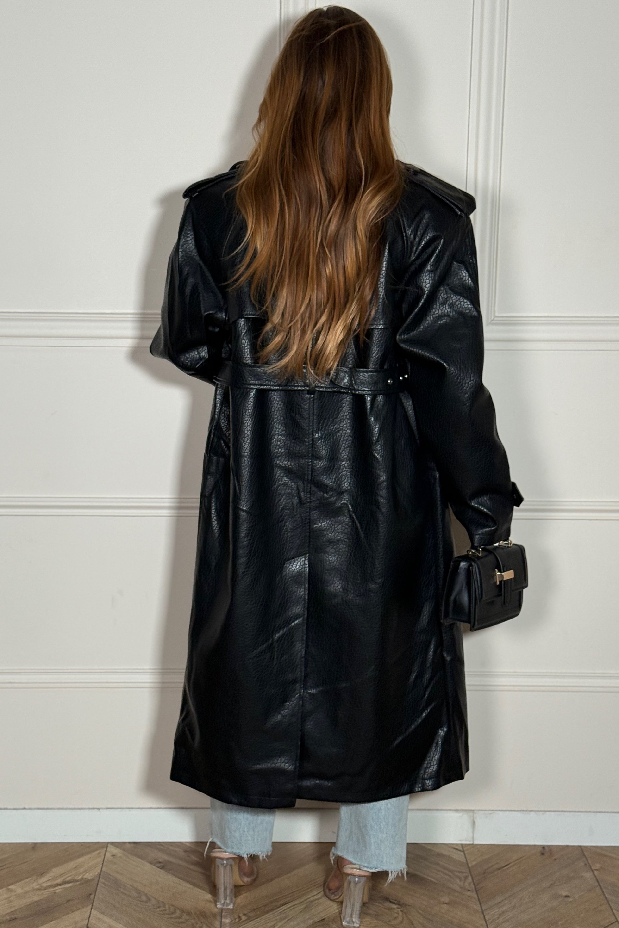 Trench coat femme simili cuir granulé porté en mouvement, coupe moderne et élégante