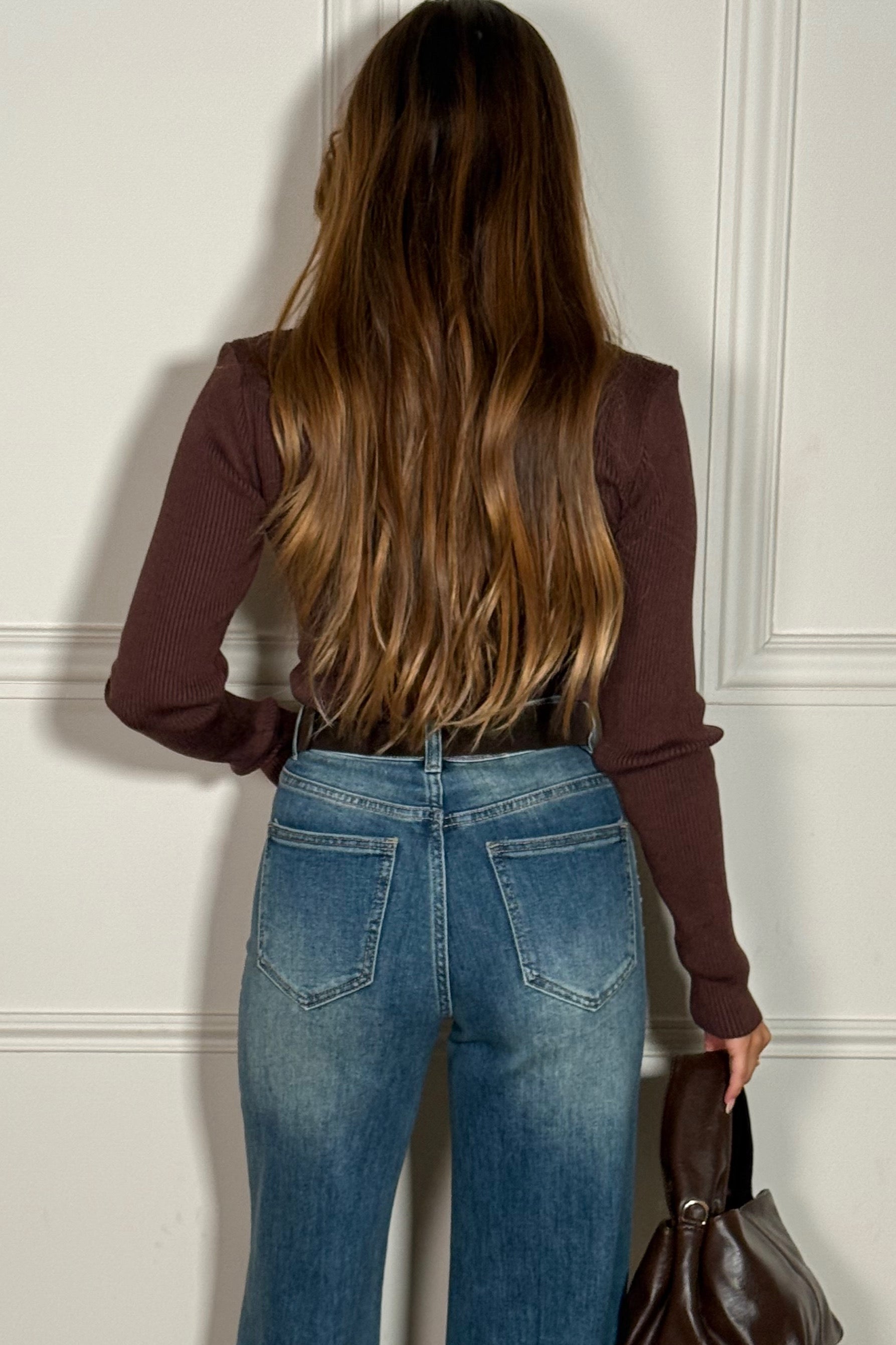 Vue de dos du body côtelé boutonné, montrant la coupe ajustée
