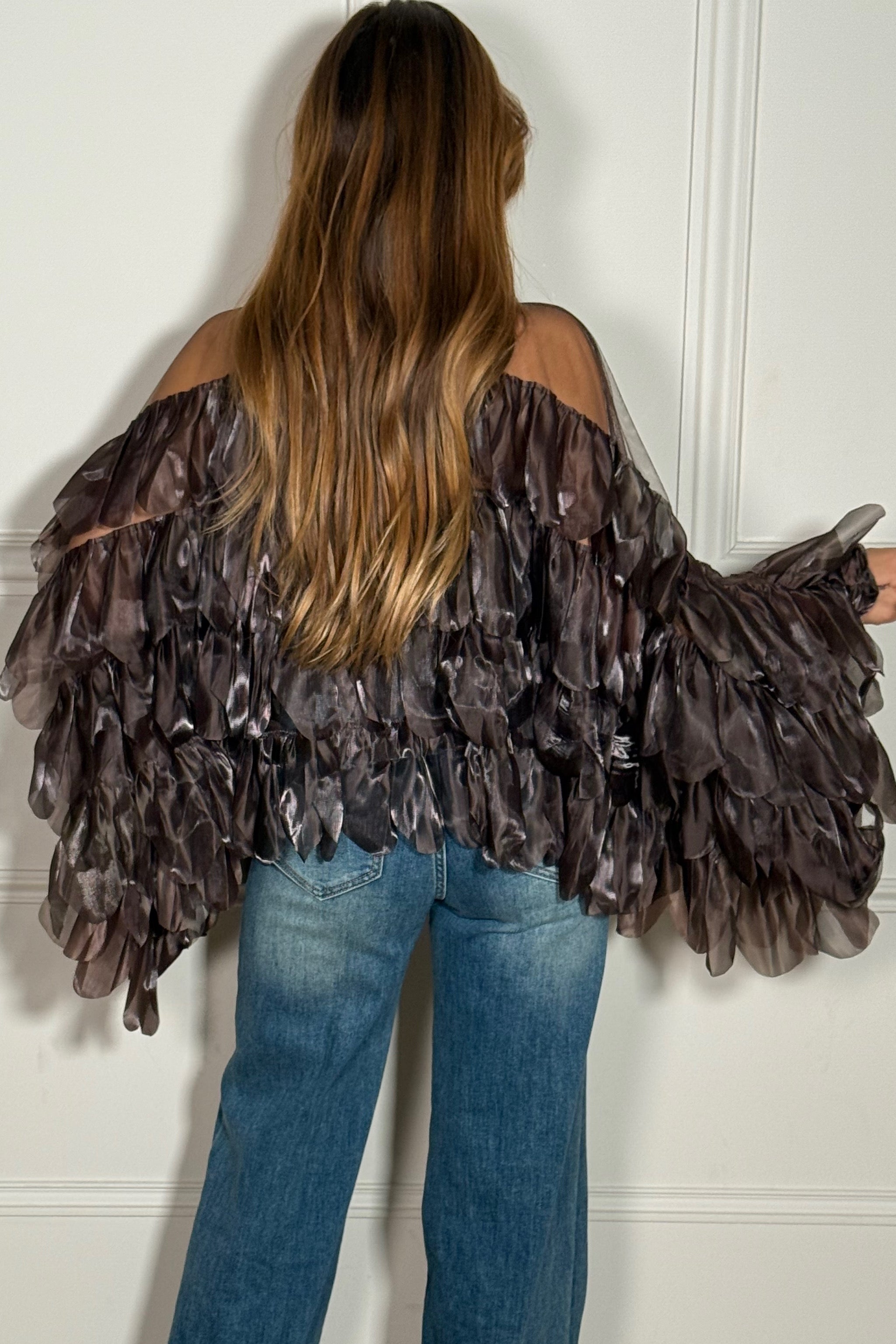 Détail des froufrous délicats du top tulle - texture raffinée et finitions soignées