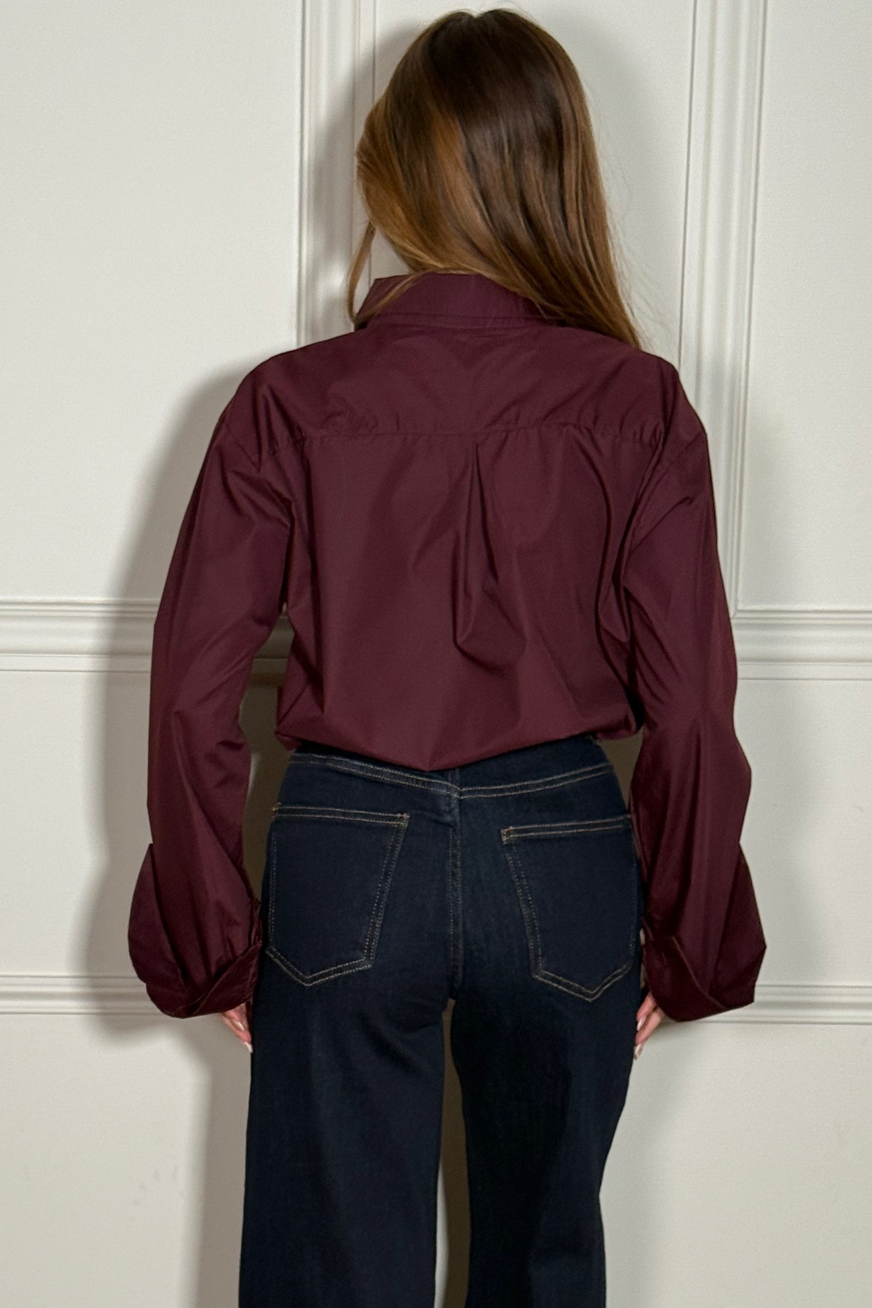 Chemise femme vue de dos, silhouette élégante et moderne