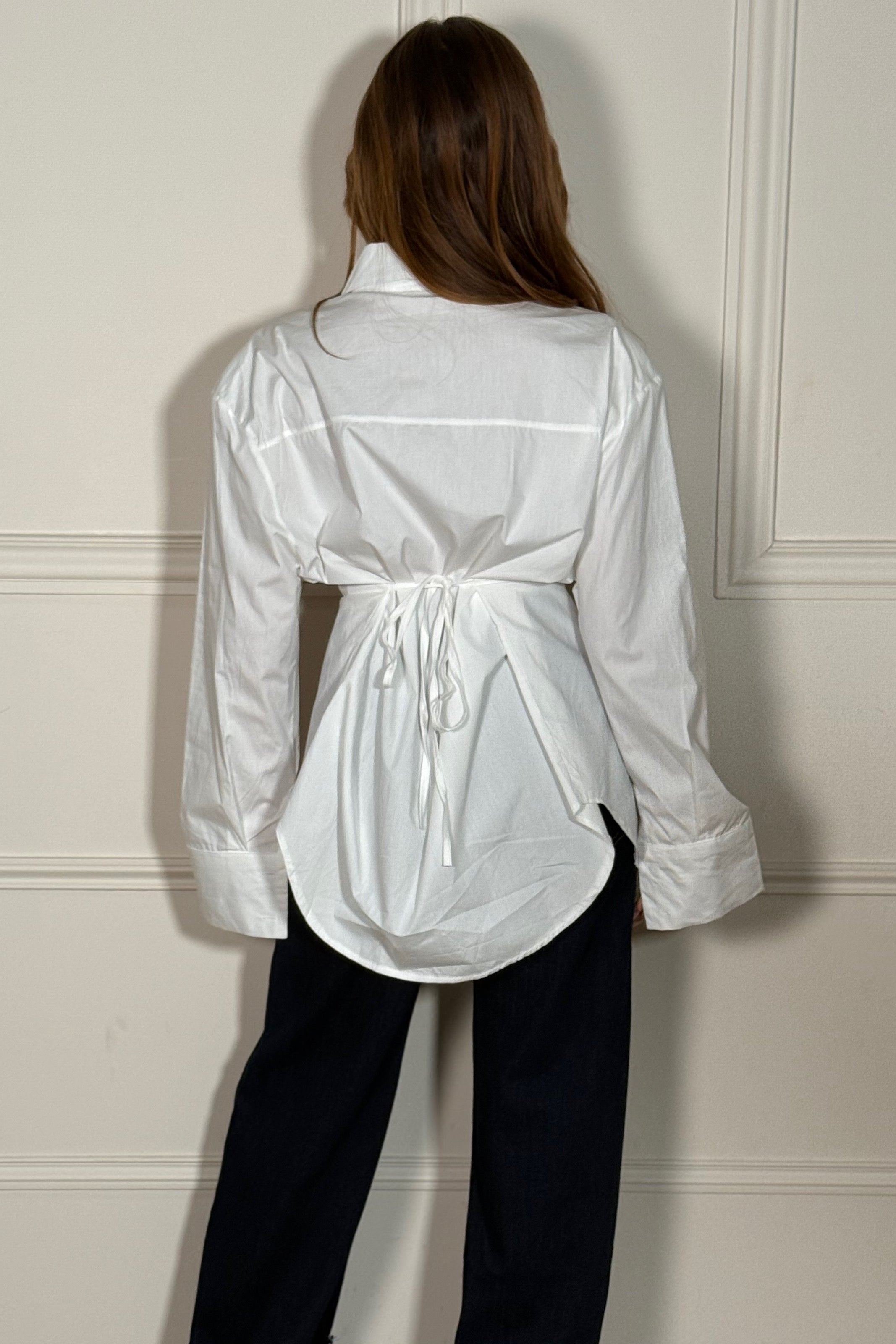 Chemise femme à épaulettes portée - Coupe élégante et moderne avec finitions raffinées