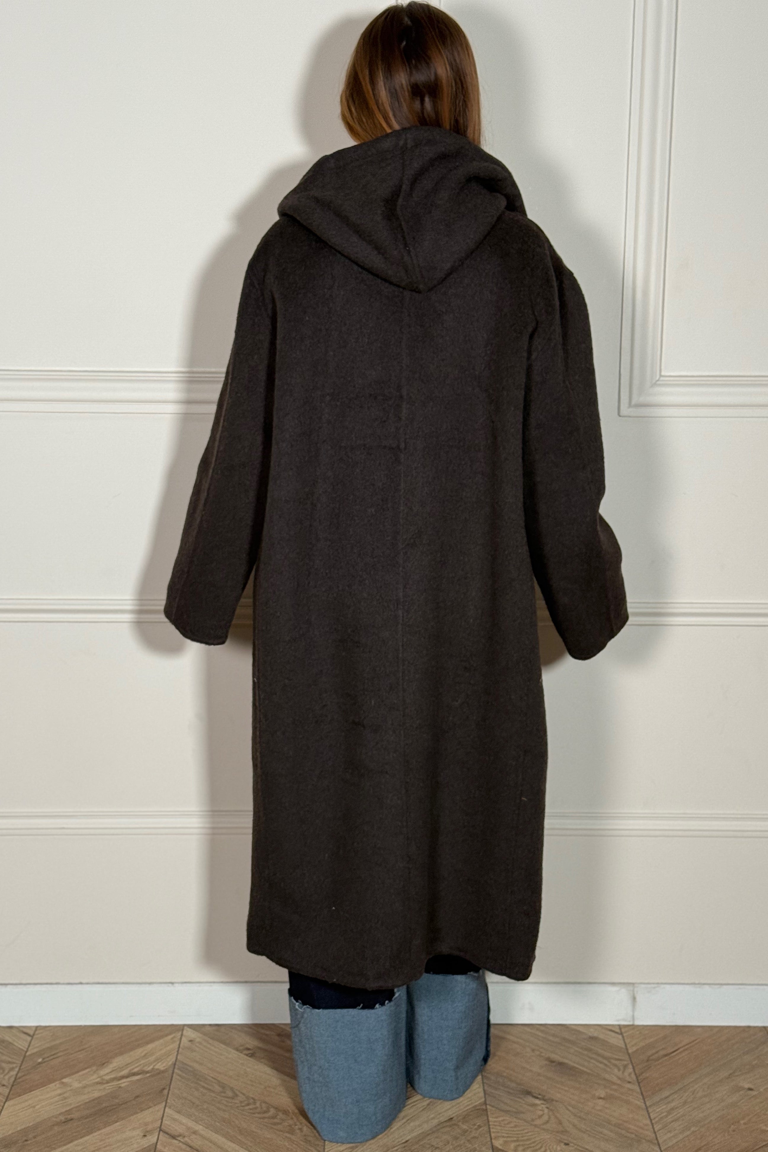 Détail de la capuche amovible du manteau en laine fait main - finitions artisanales