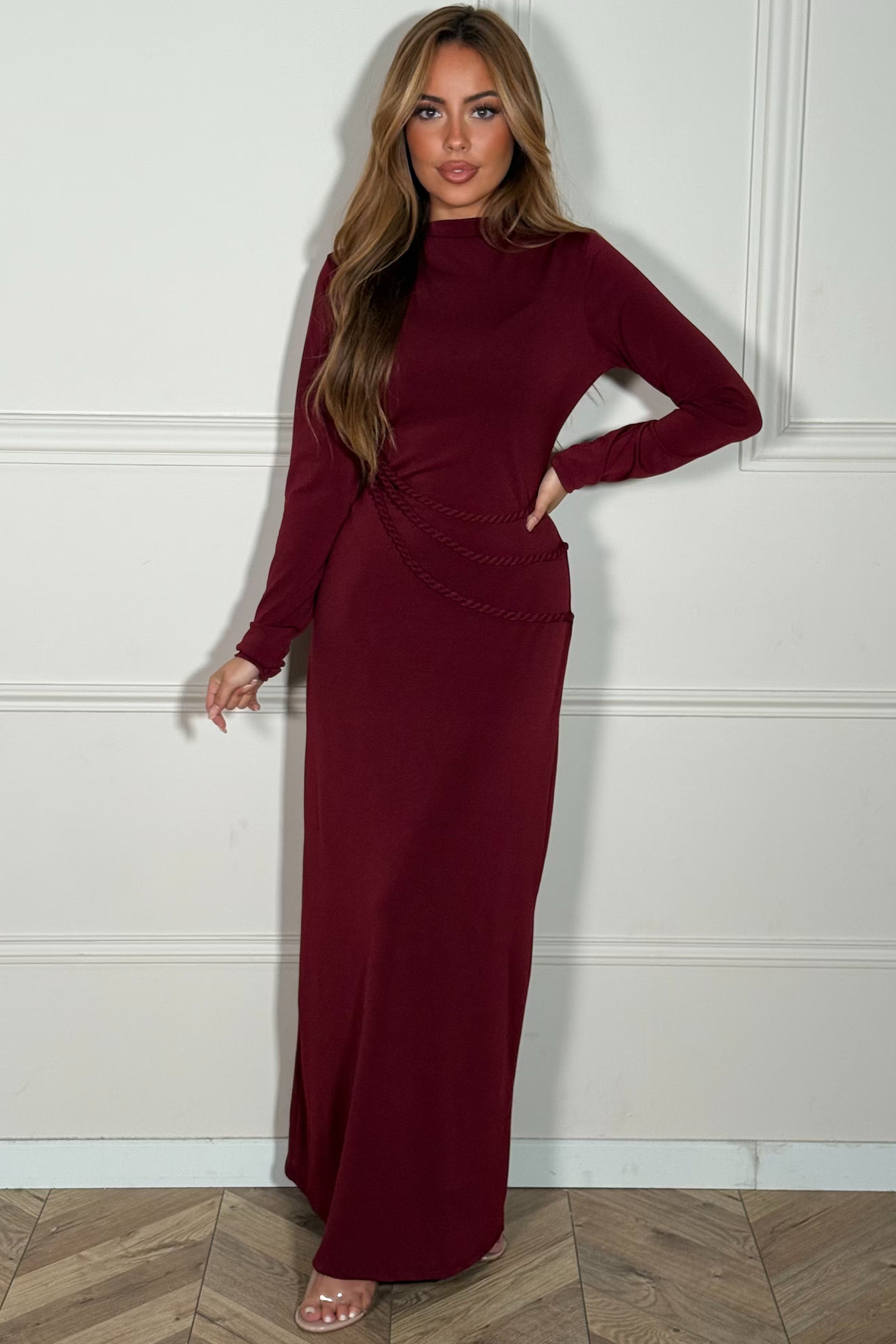 Robe élégante femme avec cordon tressé, coupe raffinée en tissu premium, style féminin intemporel